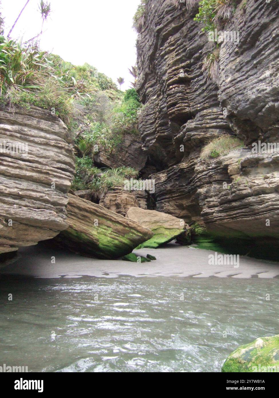Pancake Rocks à Punakaik, Île du Sud, Nouvelle-Zélande - 2006 Punakaiki est surtout connu pour ses Pancake Rocks et Blowholes - qui sont tous deux spectaculaires et un incontournable lors de la visite de la côte ouest. Les Pancake Rocks sont des colonnes de calcaire ressemblant à des piles de crêpes. À marée haute avec une forte houle en cours, l'eau de mer est forcée vers le haut à travers les soufflures. ©2006 crédit:TopFoto / AMS Banque D'Images