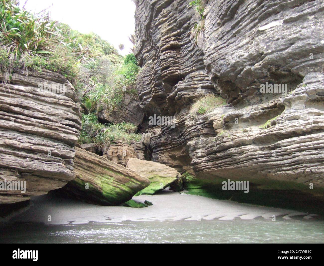 Pancake Rocks à Punakaik, Île du Sud, Nouvelle-Zélande - 2006 Punakaiki est surtout connu pour ses Pancake Rocks et Blowholes - qui sont tous deux spectaculaires et un incontournable lors de la visite de la côte ouest. Les Pancake Rocks sont des colonnes de calcaire ressemblant à des piles de crêpes. À marée haute avec une forte houle en cours, l'eau de mer est forcée vers le haut à travers les soufflures. ©2006 crédit:TopFoto / AMS Banque D'Images