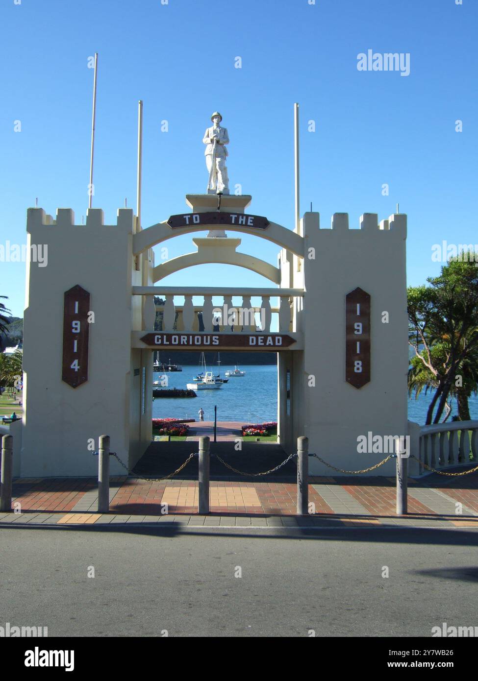 Picton, Île du Sud, Nouvelle-Zélande - 2006 Archway/Memorial to the Glorious Dead WW1 1914-1918 Picton / The Marlborough Sounds of New Zealand. Picton est un petit port à la tête du Queen Charlotte Sound offrant un cadre détendu avec de belles plages, des promenades faciles dans le Bush et un climat exceptionnel. Le Marlborough Sounds est réputé pour ses 1500 km de littoral, la piste Queen Charlotte Track, l'observation des dauphins, la pêche et une retraite paisible. Des services de ferry quotidiens relient Picton à Wellington, la capitale de la Nouvelle-Zélande, située à l'extrémité sud de l'île du Nord. ©2006 crédit:TopFoto / A Banque D'Images Picton, Île du Sud, Nouvelle-Zélande - 2006 Archway/Memorial to the Glorious Dead WW1 1914-1918 Picton / The Marlborough Sounds of New Zealand. Picton est un petit port à la tête du Queen Charlotte Sound offrant un cadre détendu avec de belles plages, des promenades faciles dans le Bush et un climat exceptionnel. Le Marlborough Sounds est réputé pour ses 1500 km de littoral, la piste Queen Charlotte Track, l'observation des dauphins, la pêche et une retraite paisible. Des services de ferry quotidiens relient Picton à Wellington, la capitale de la Nouvelle-Zélande, située à l'extrémité sud de l'île du Nord. ©2006 crédit:TopFoto / A Banque D'Images