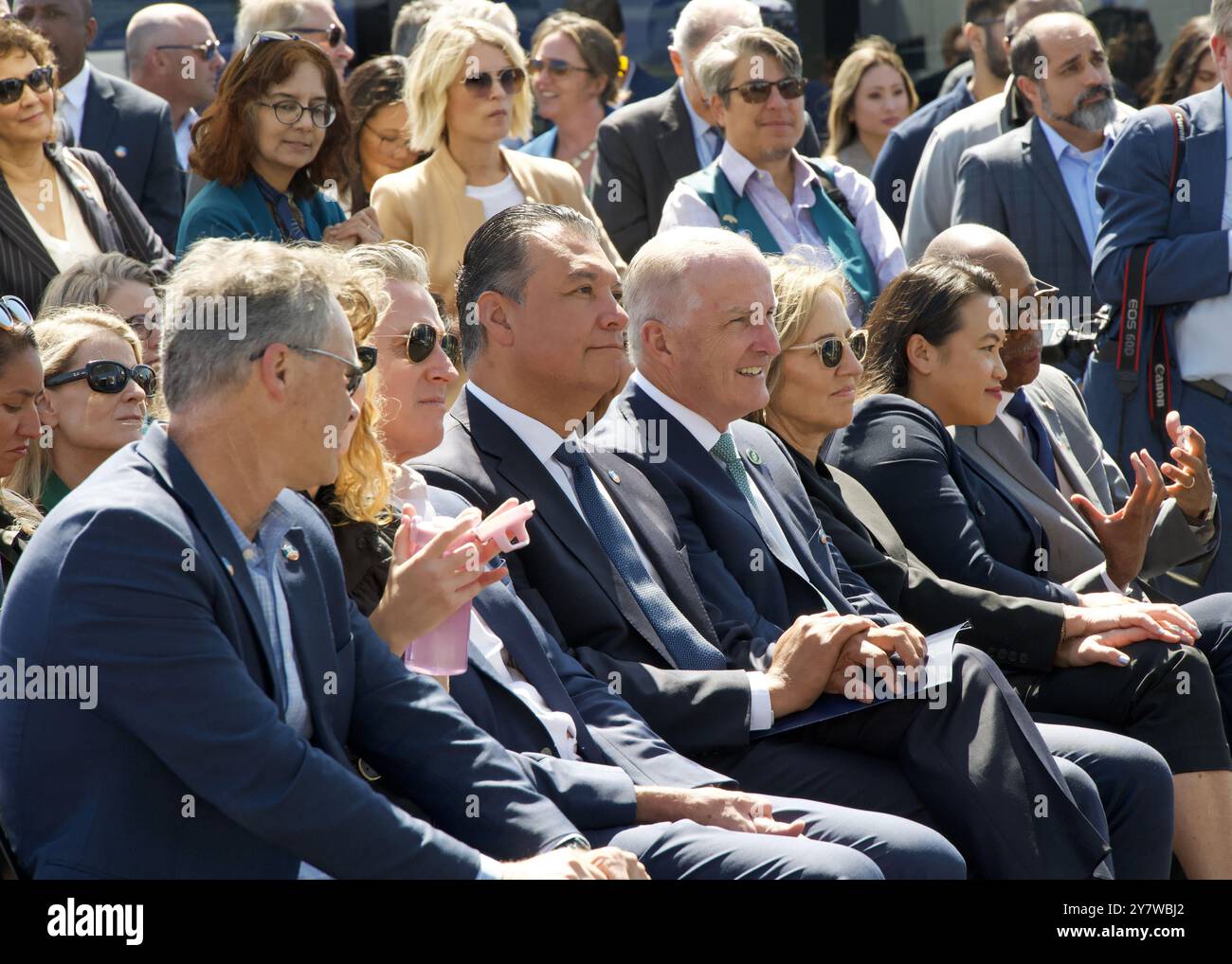 Oakland, CA - 30 août 2024 : Gavin Newsom avec des élus lors du lancement d'une plateforme d'hydrogène propre et renouvelable au port d'Oakland. Banque D'Images