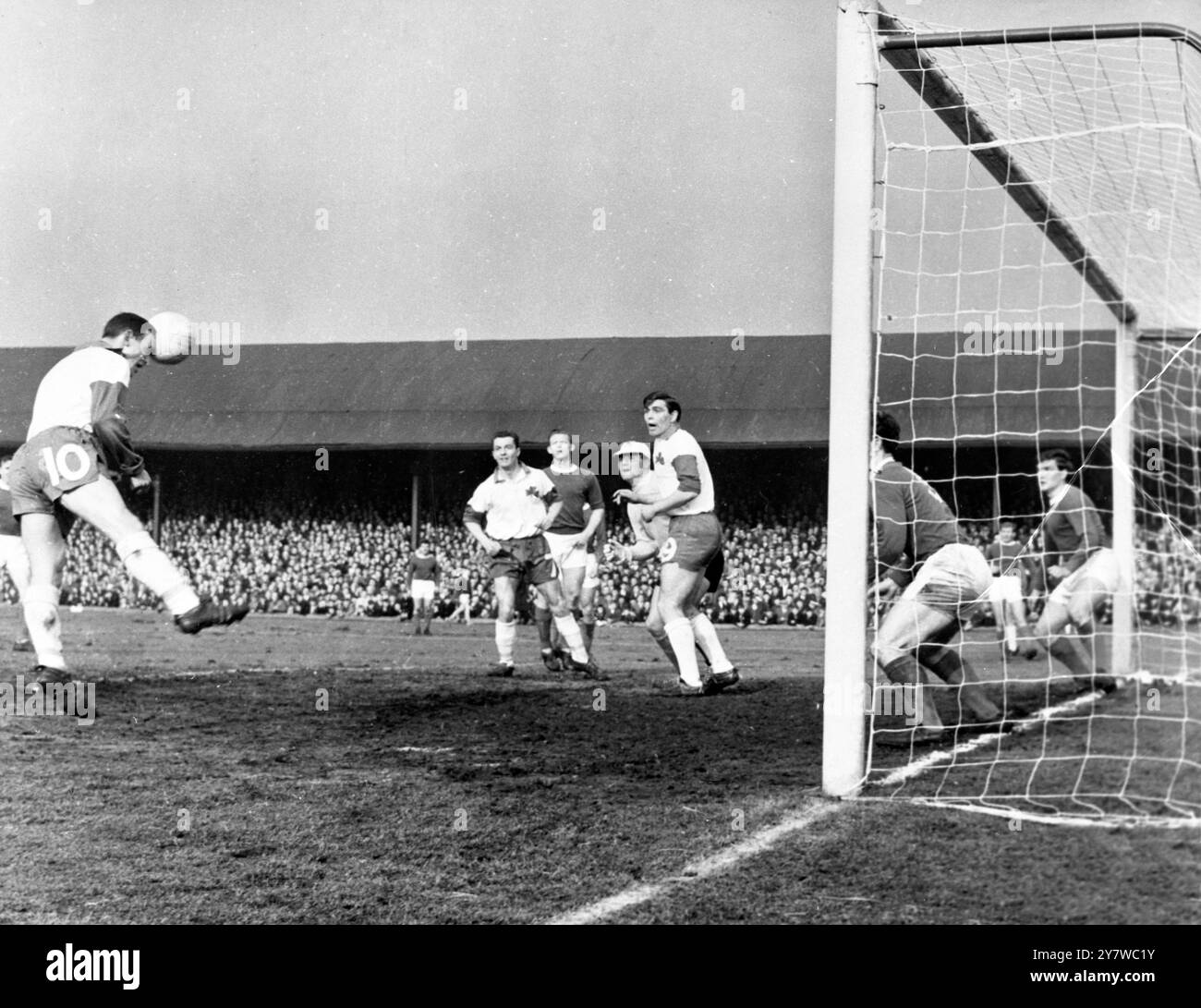 Lennox ( No 10 ) marque le premier but du Celtic lors de la troisième manche finale de la Coupe de FA écossaise contre Kilmarnock , le 6 mars 1965 . Le match s'est terminé par une victoire 3-2 pour le Celtic , Écosse .2 mars 1965 Banque D'Images