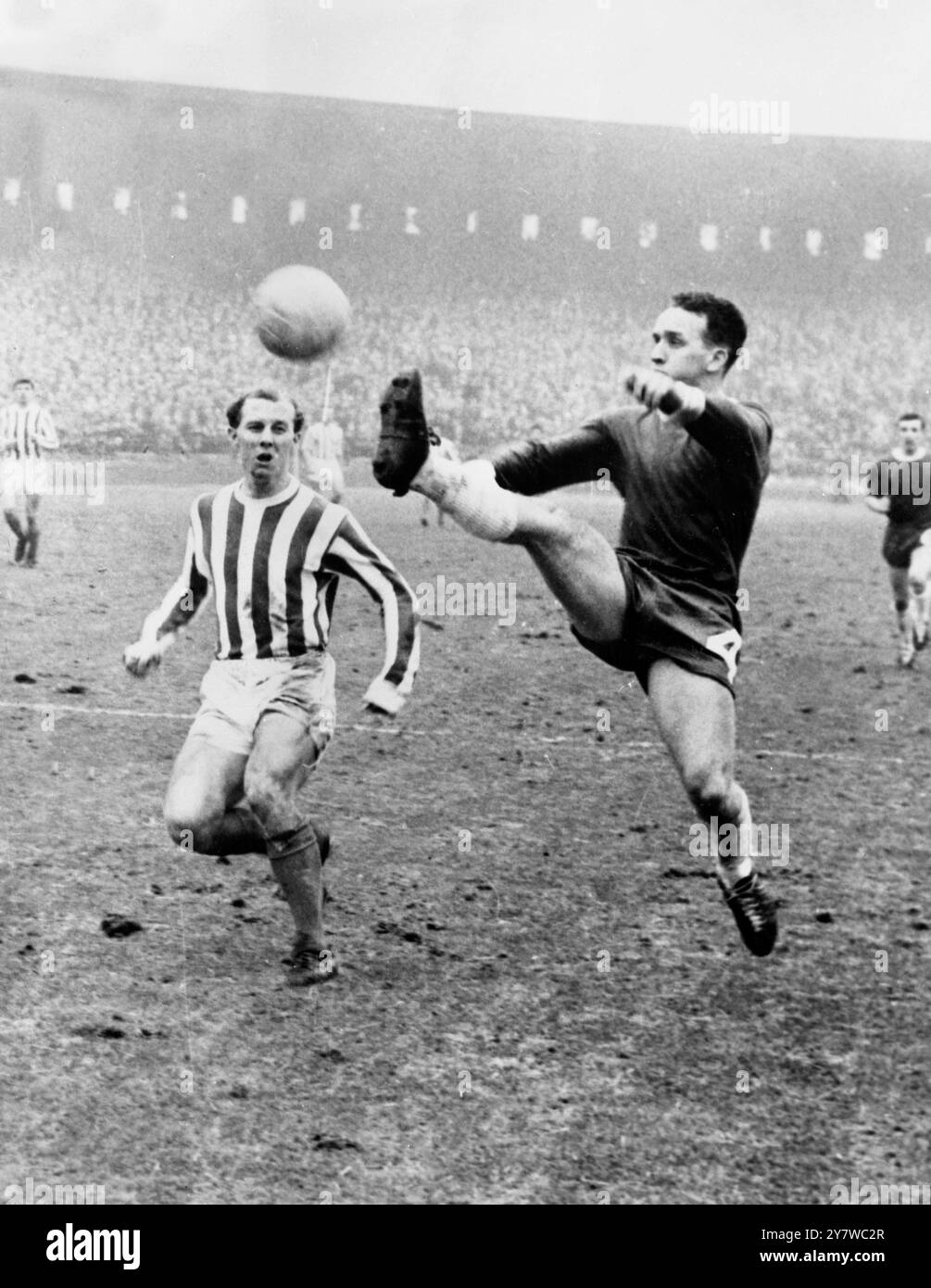 Clark du Celtic chasse le ballon loin de Ronnie Hamilton de Kilmarnock dans cette photo prise lors du match de samedi dernier que le Celtic a gagné 2 - 0 , Parkhead , Glasgow , Écosse .2 mars 1965 Banque D'Images