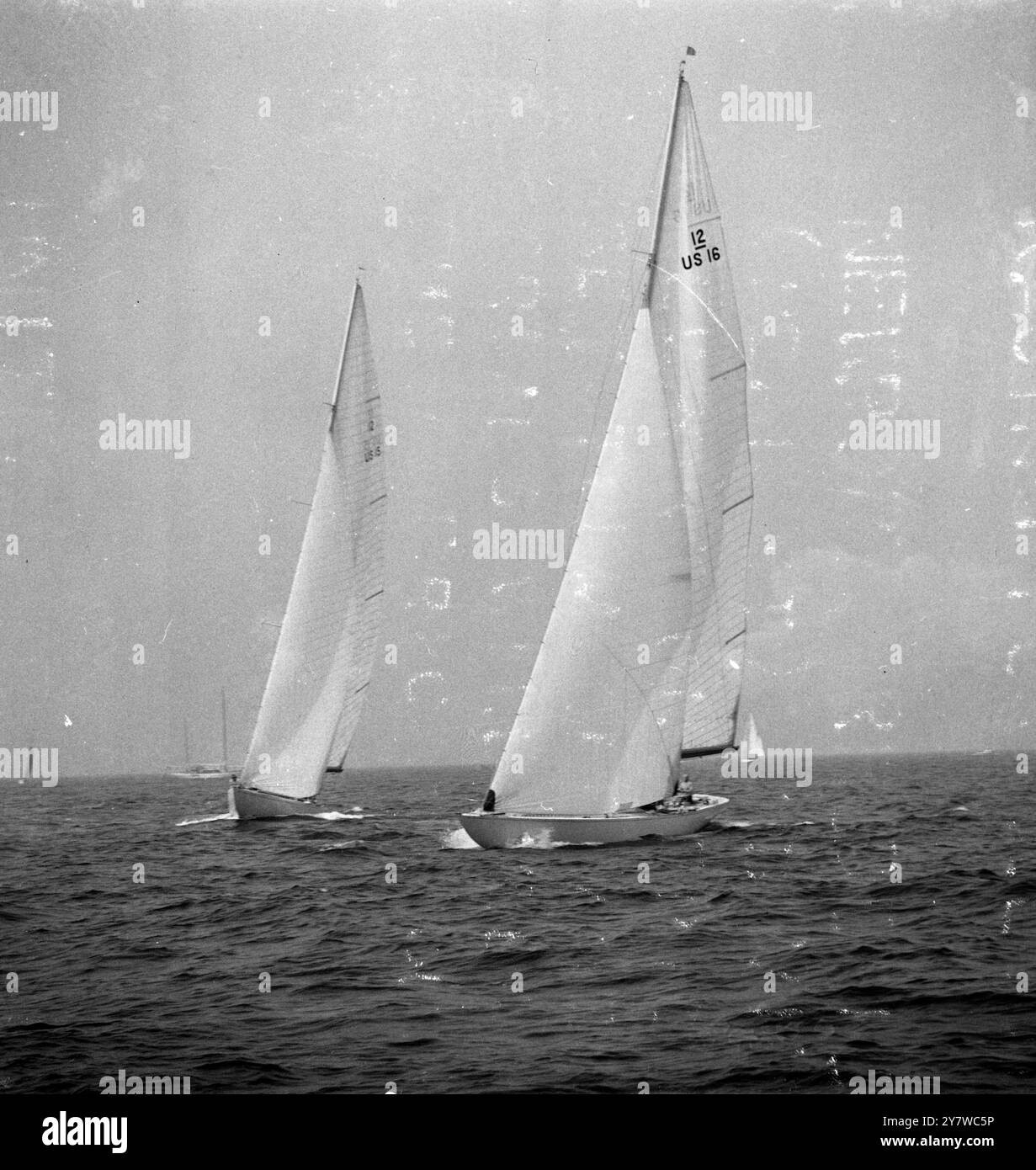 COURSES POUR LA SÉLECTION Newport, Rhode Island : les yachts Columbia (le plus proche) et VIM, dérapent sur la mer lors de leur course au large de Newport le 8 septembre. Le bateau du comité de course les a lancés et le vainqueur des épreuves de course en cours rencontrera le challenger britannique Sceptre pour la Coupe de l'America le 20 septembre 11 septembre 1958 Banque D'Images