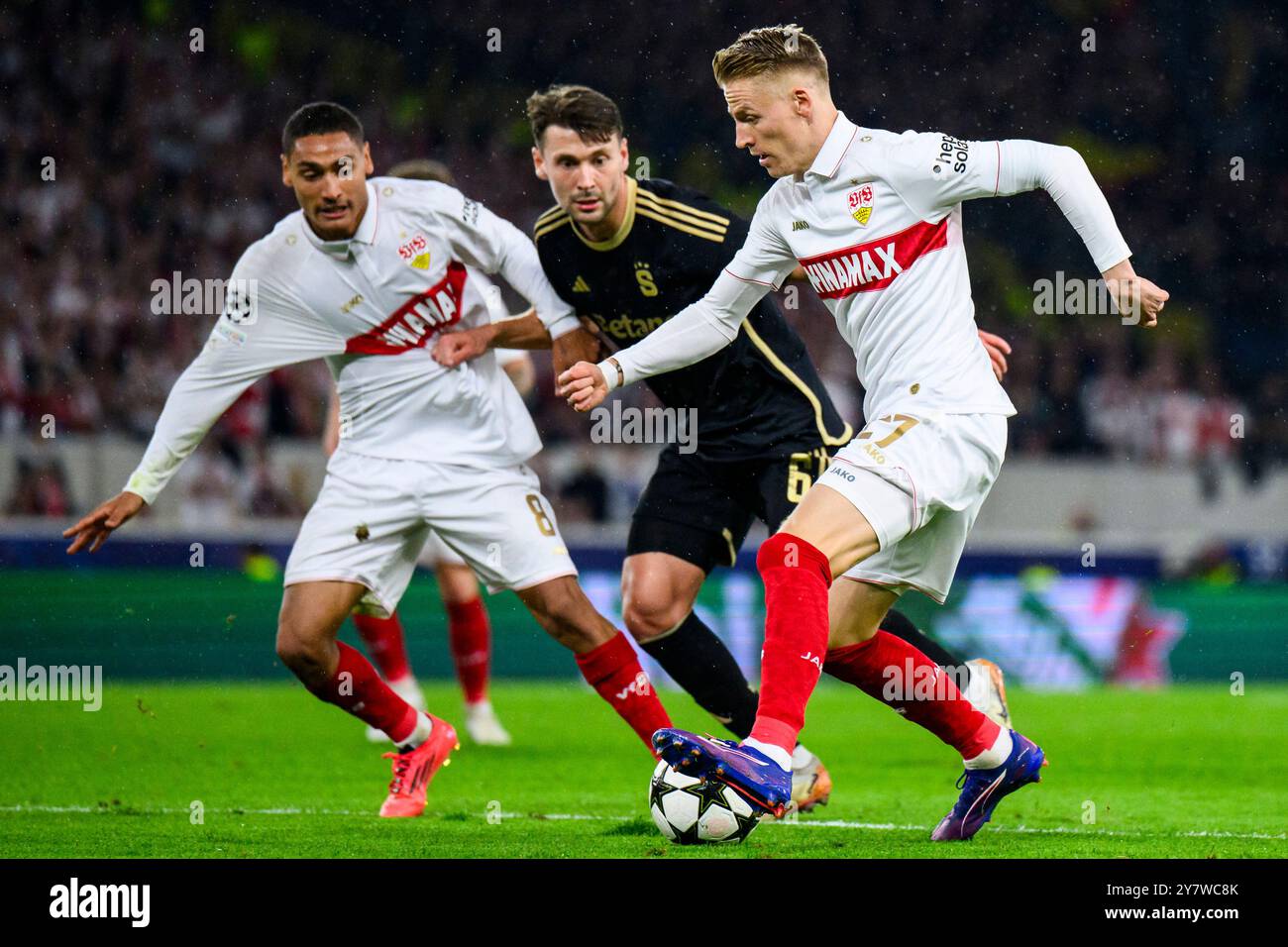 Stuttgart's Chris Führich, right, and Enzo Millot, left, challenge for the ball with Prague's Kaan Kairinen, center, during the Champions League opening phase soccer match between VfB Stuttgart and AC Sparta Praha in Stuttgart, Germany, Tuesday, Oct. 1, 2024. (Tom Weller/dpa via AP) Banque D'Images