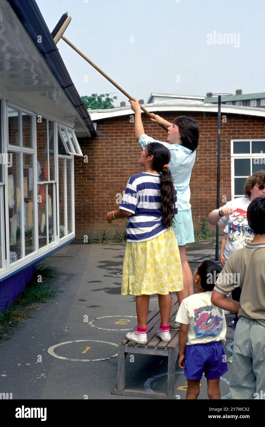 École primaire - break - balle perdue - ©TopFoto Banque D'Images