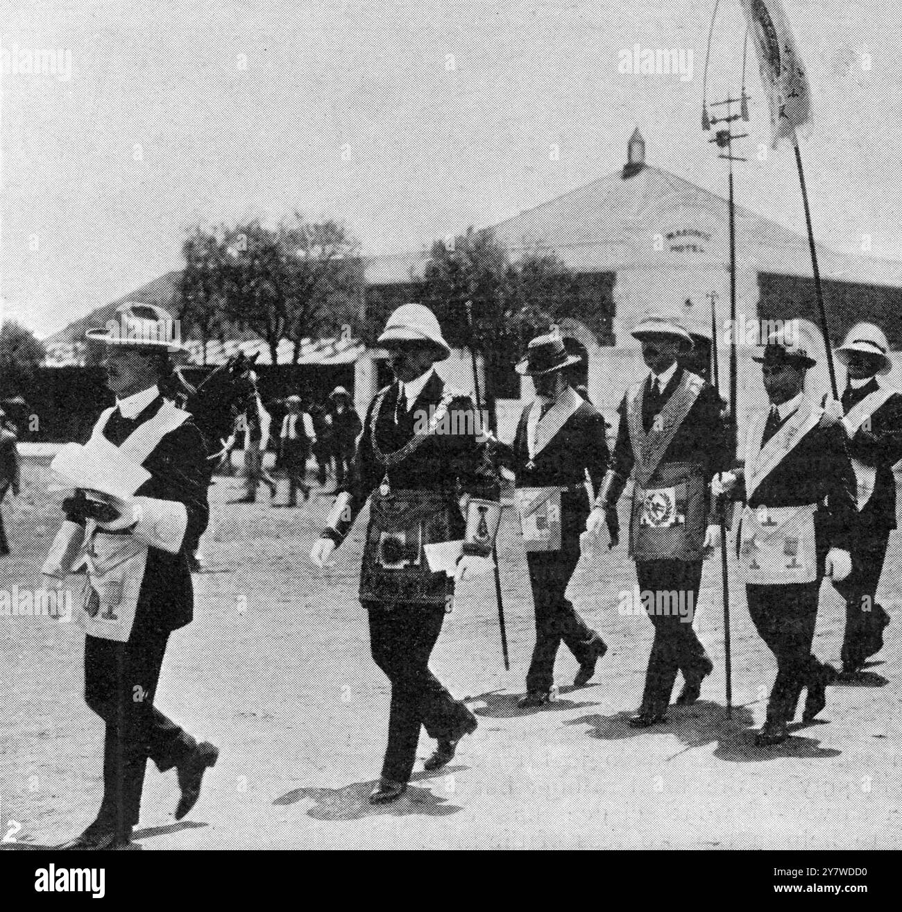 Le maçon royal en Afrique du Sud : le duc de Connaught , en sa qualité de grand maître , marchant devant la bannière de la Loge Buluwayo pour poser la première pierre. Afrique du Sud 1910 Banque D'Images