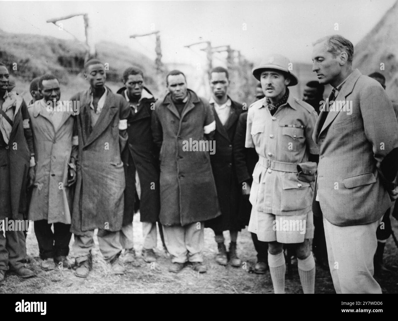 Massacre de Mau Mau - première photo officielle le gouverneur du Kenya, Sir Evelyn Baring , parle aux membres de la Garde intérieure de Kikuyu au poste de police d'Uplands. Interprète : M. A Swann Commissaire du district, Kiambu Githunguri, Kenya - 17 avril 1953 ©TopFoto Banque D'Images