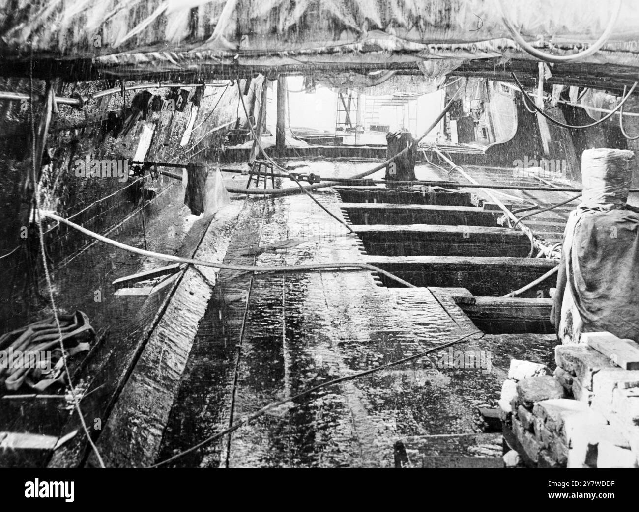 Le pont supérieur des canons , situé immédiatement sous le pont principal , du navire de guerre suédois Vasa du XVIIe siècle a été récupéré après s'être retrouvé au fond du port de Stockholm. Le Vasa est maintenant en cale sèche à Beckholmen en Suède et quatre ponts du navire ont été débarrassés des accumulations de plus de trois siècles sous l'eau. Le navire de guerre construit spécialement pour le roi suédois Gustaf Adolphe II a soudainement coulé dans les eaux de Stockholm alors qu'il commençait son voyage inaugural le 10 août 1628. 28 septembre 1961 Banque D'Images