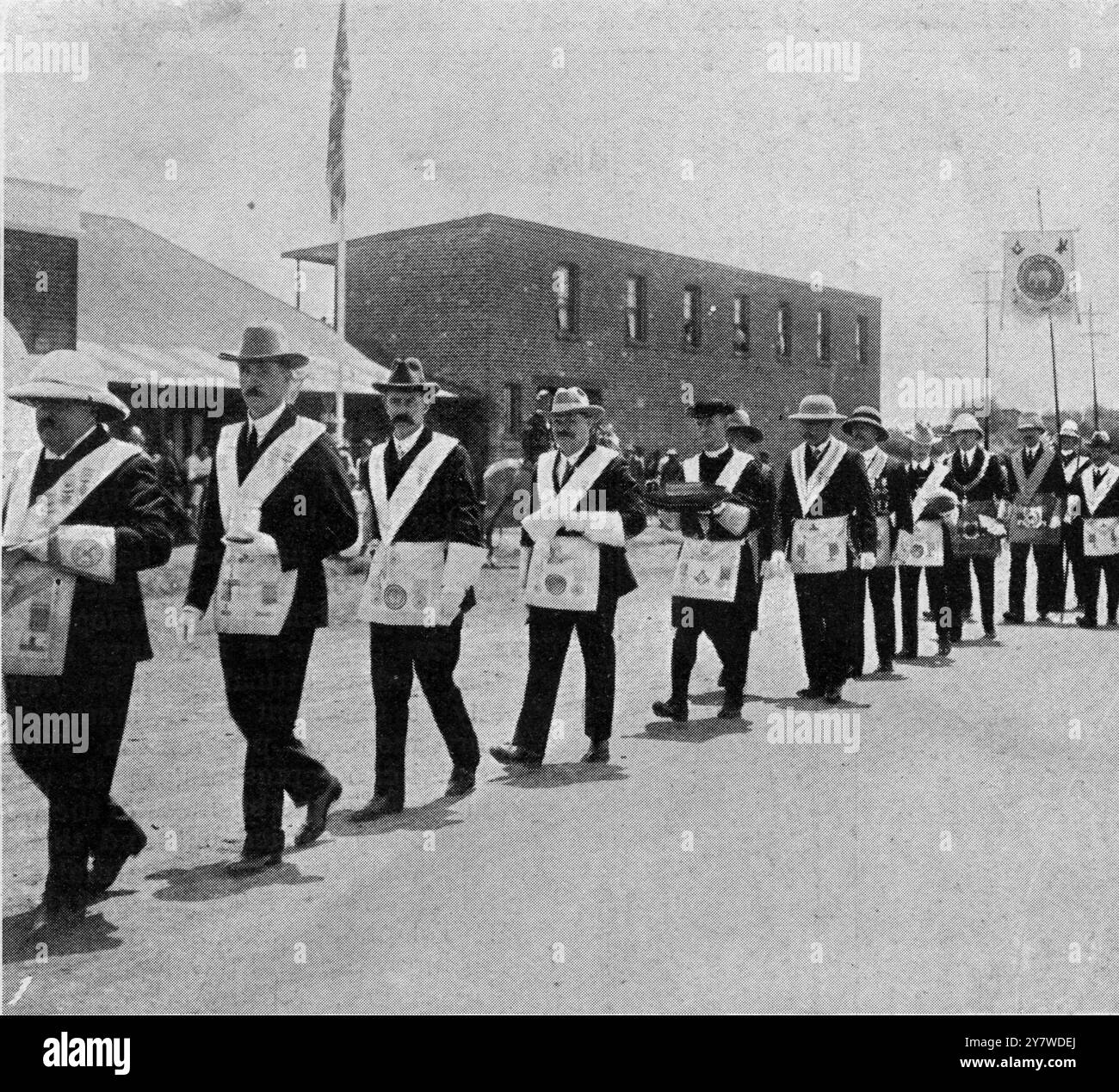 Le duc de Connaught prenant part à une cérémonie maçonnique à Pretoria : SAR Grand Maître de la Grande Loge unie des francs-maçons, marchant en procession pour poser la première pierre d'une nouvelle église. 1910 Banque D'Images