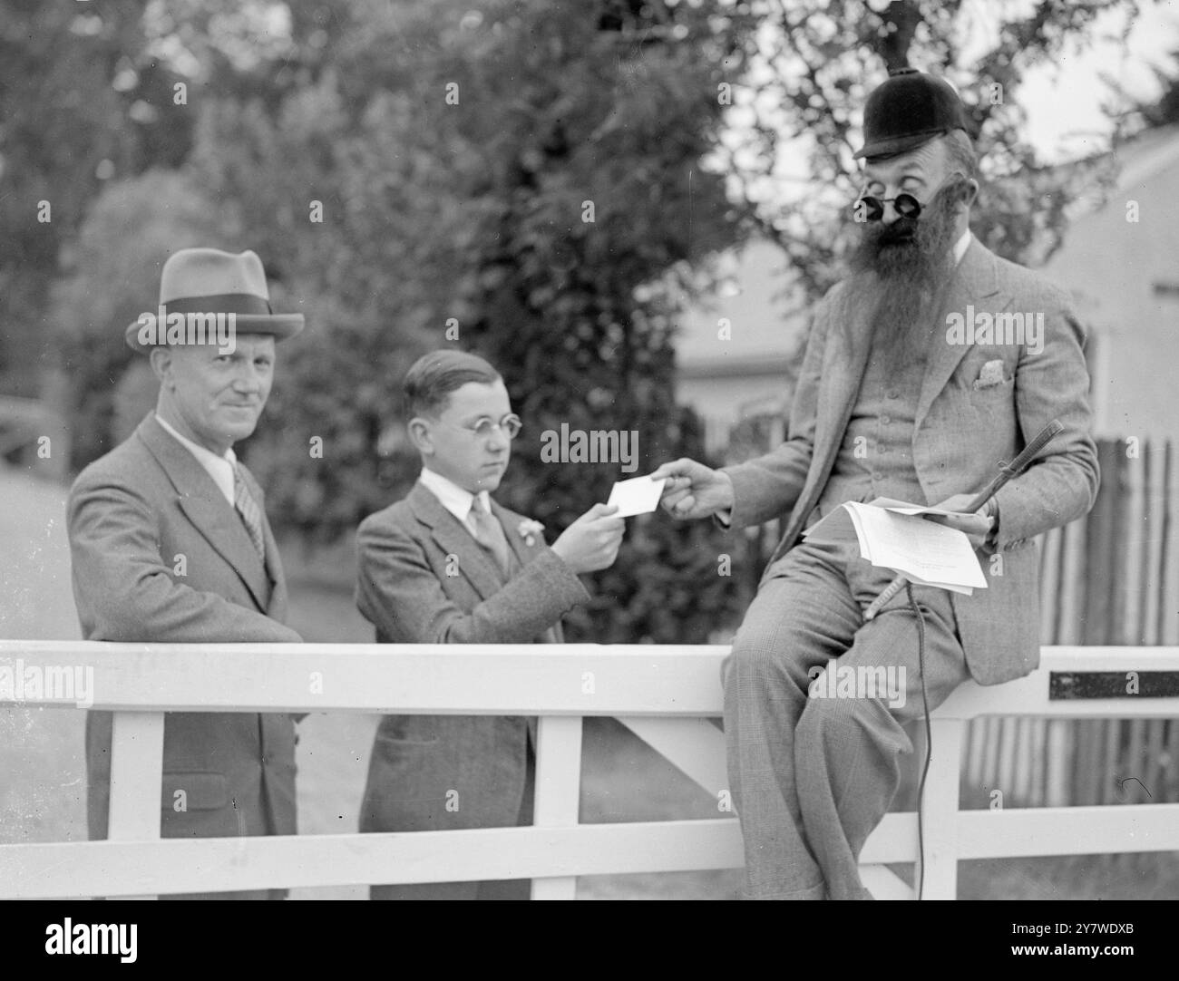Epsom , Surrey . M. Tom Walls , acteur comique et producteur et entraîneur de chevaux de course , a joué le rôle de ' carrière ' dans une chasse au trésor automobile organisée par Mme Tom Walls en rapport avec une ' fantasie ' tenue au ' Durdans ' au profit de ' l'association Lest we Forget ' et des ' Ashtead Potters ' . On le voit ici déguisé . 10 juin 1933 Banque D'Images