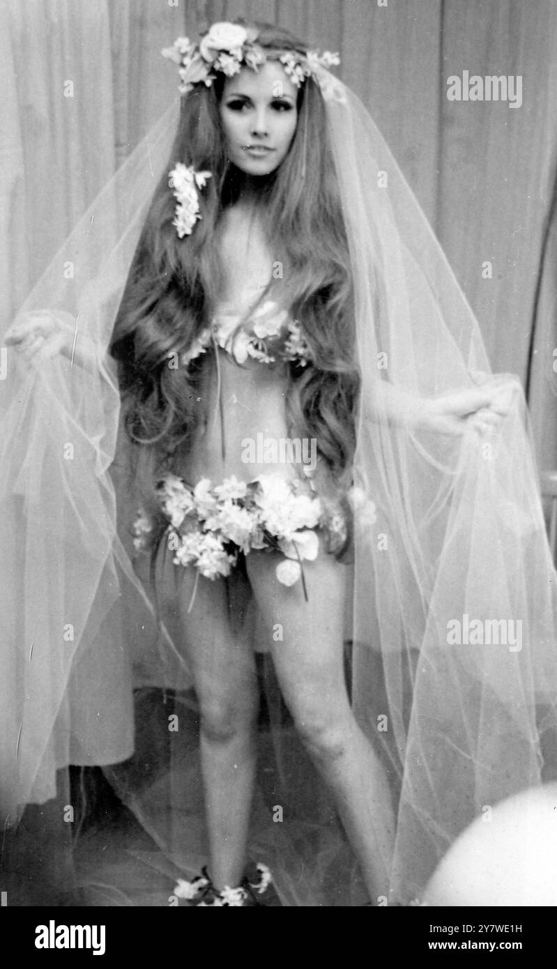 Paris : la mariée porte des fleurs et un long voile transparent et rien d'autre. Son apparition dans une présentation de la collection printemps-été d'Yves Saint-Laurent. 29 janvier 1968 Banque D'Images