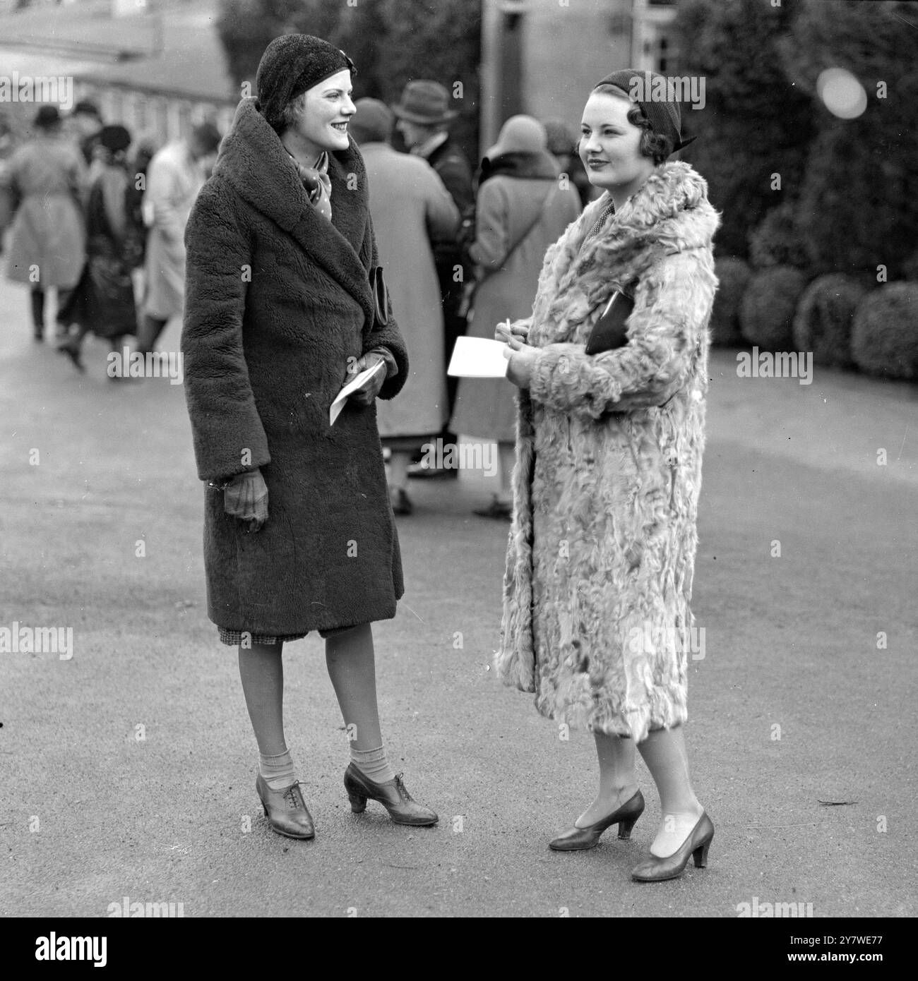 Aux courses de Cheltenham - Lady Mary Lygon et Miss Diana Coventry . 29 décembre 1930 Banque D'Images