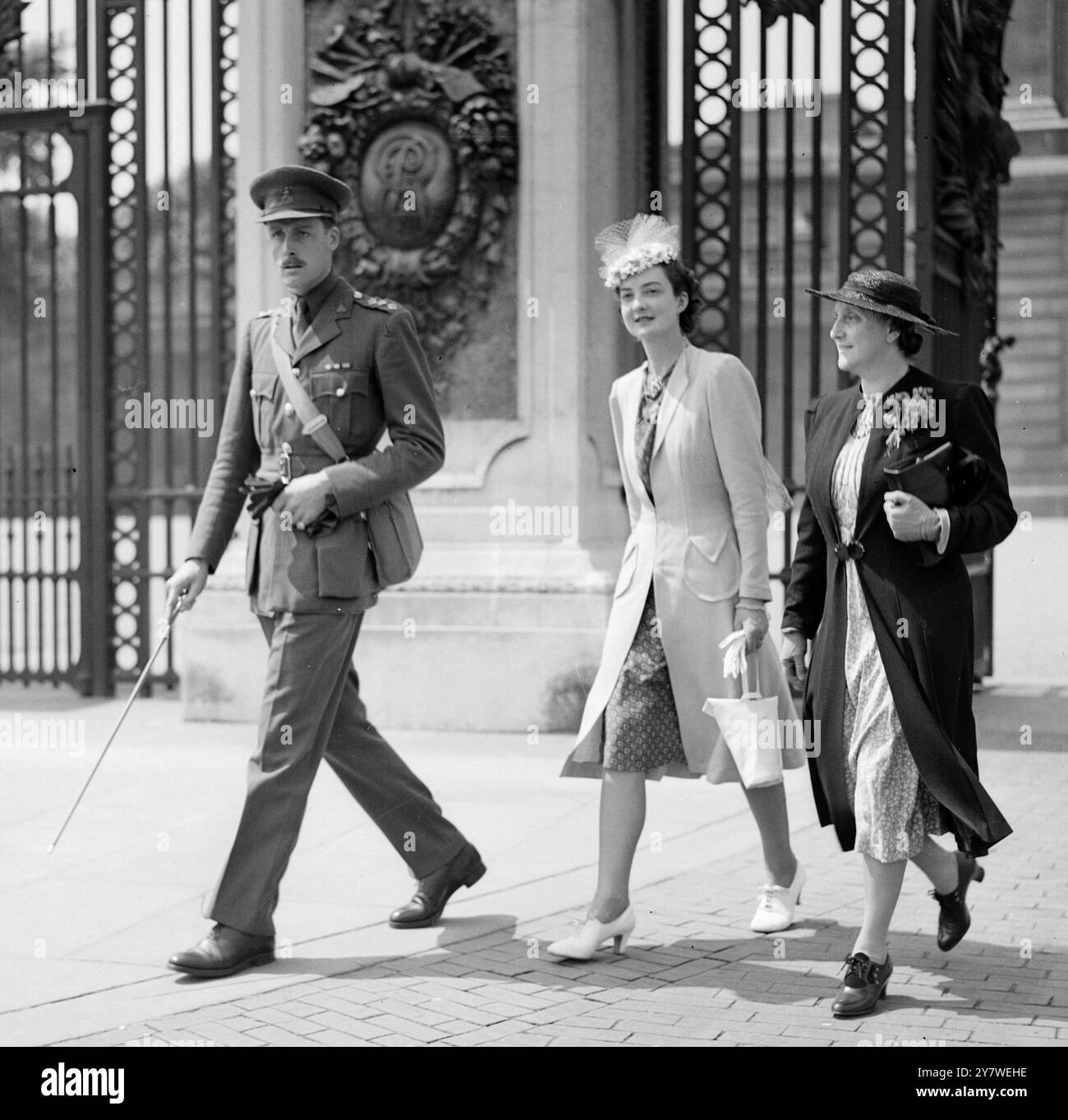 Investiture au palais de Buckingham . Le capitaine Peter Straghan du Royal Norfolk Regiment et sa mère. 6 février 1940 Banque D'Images