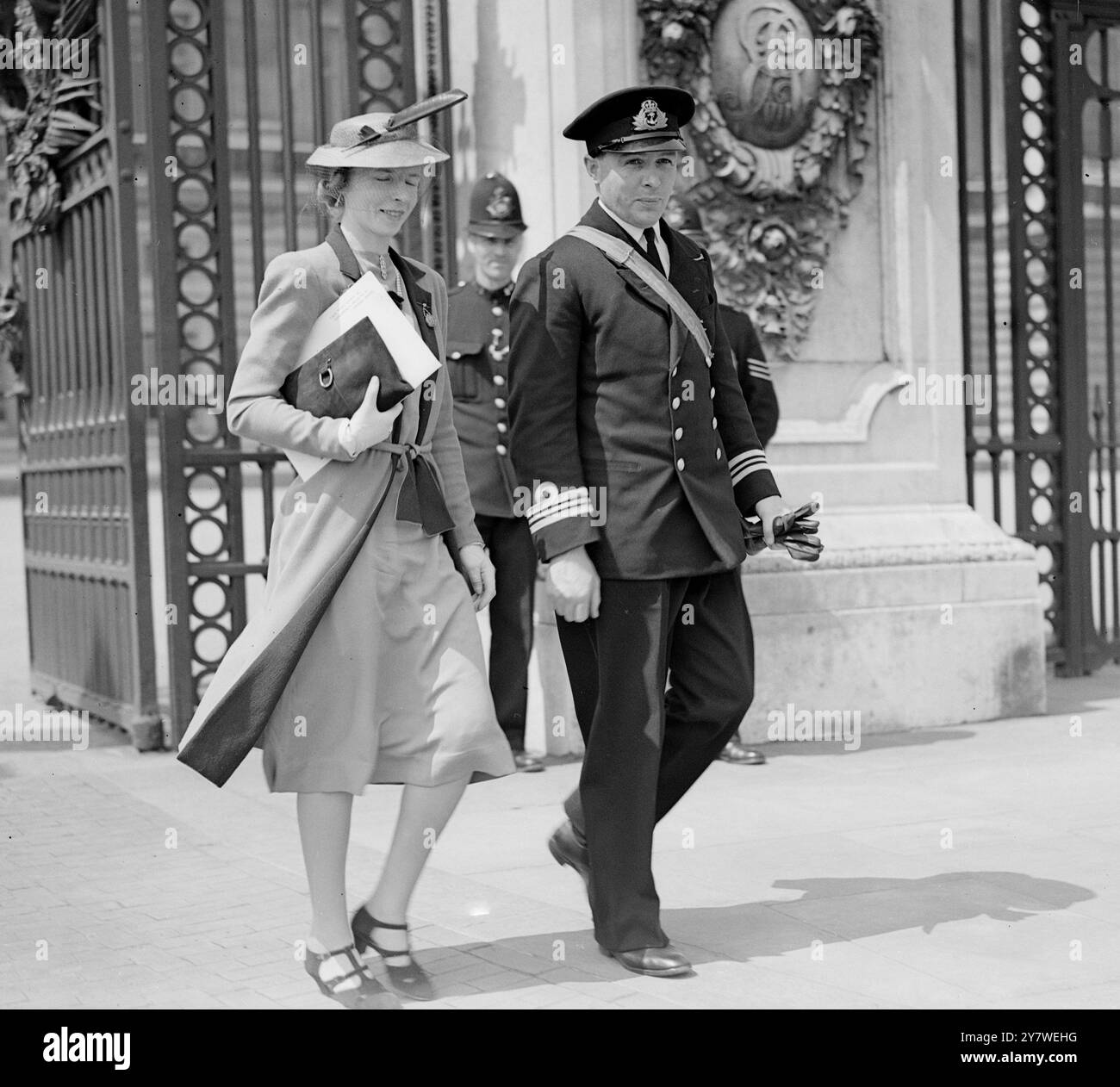 Investiture au palais de Buckingham . Lieutenant commandant James Stopford , RN , OBE . 2 juillet 1940 Banque D'Images