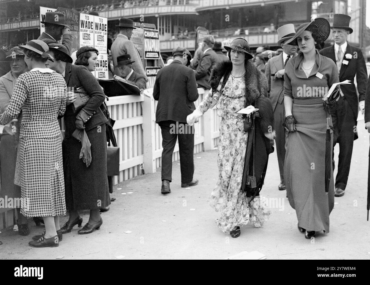 A la réunion de course Royal Ascot , 2ème jour . Mme Basil Goad et Mlle Macann . 1935 Banque D'Images