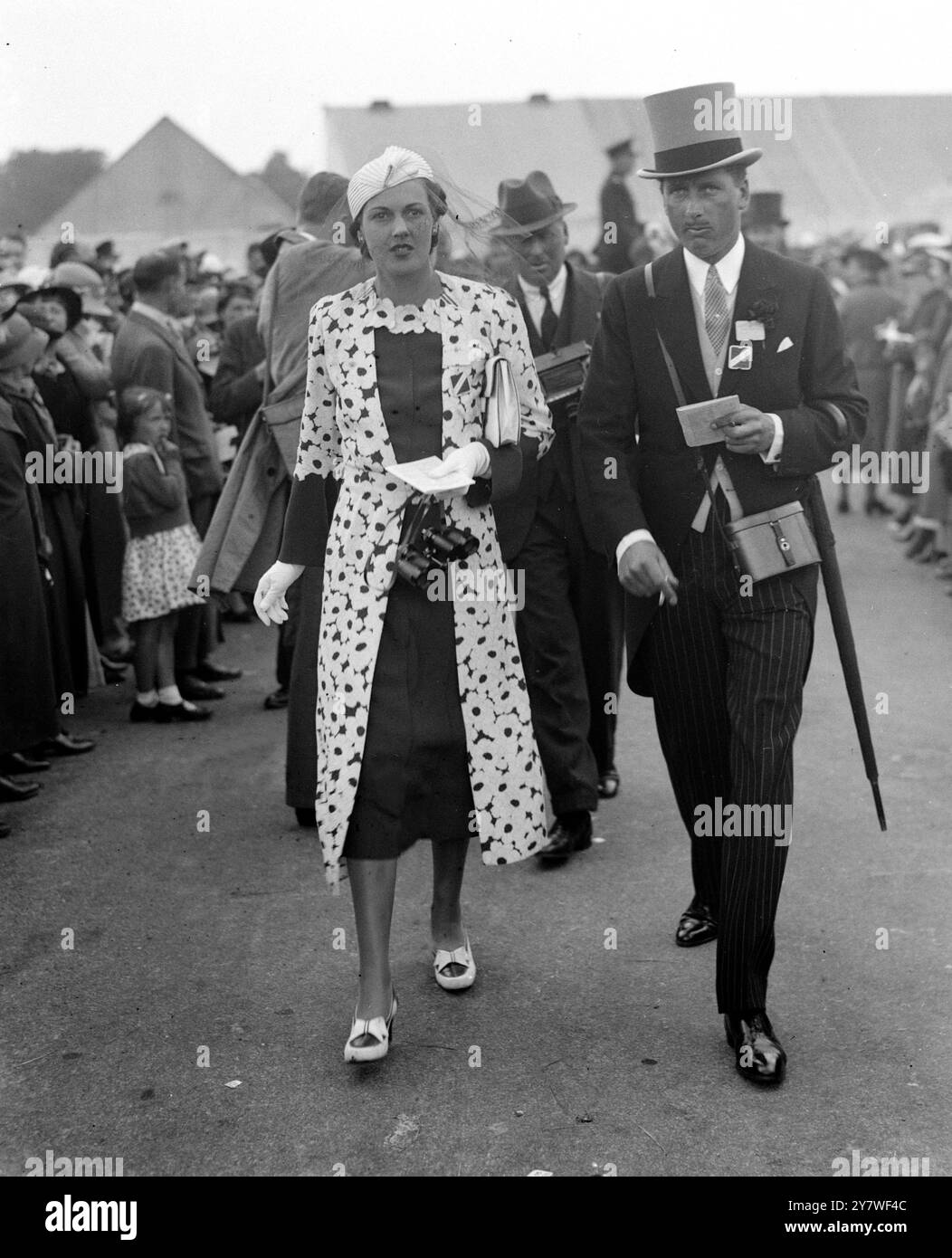 Réunion de la course Royal Ascot , 1er jour . M. et Mme Arthur Bingham arrivant à l'hippodrome . 1937 Banque D'Images