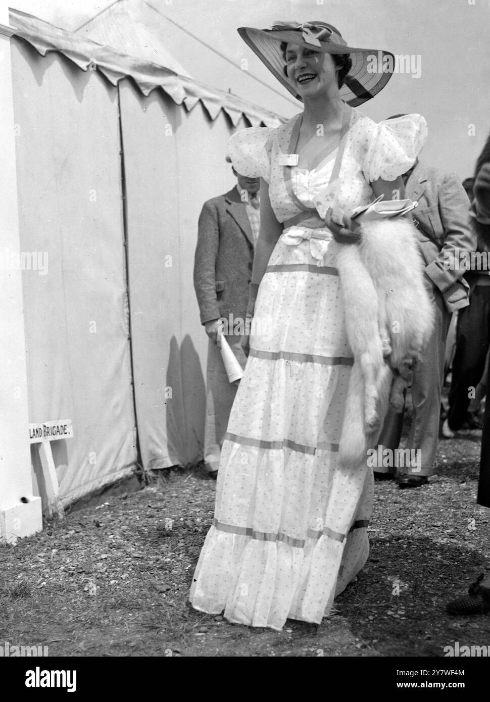 Mode dames à la réunion de course Royal Ascot , 1er jour . Mlle Rosemary Burnette. 1937 Banque D'Images