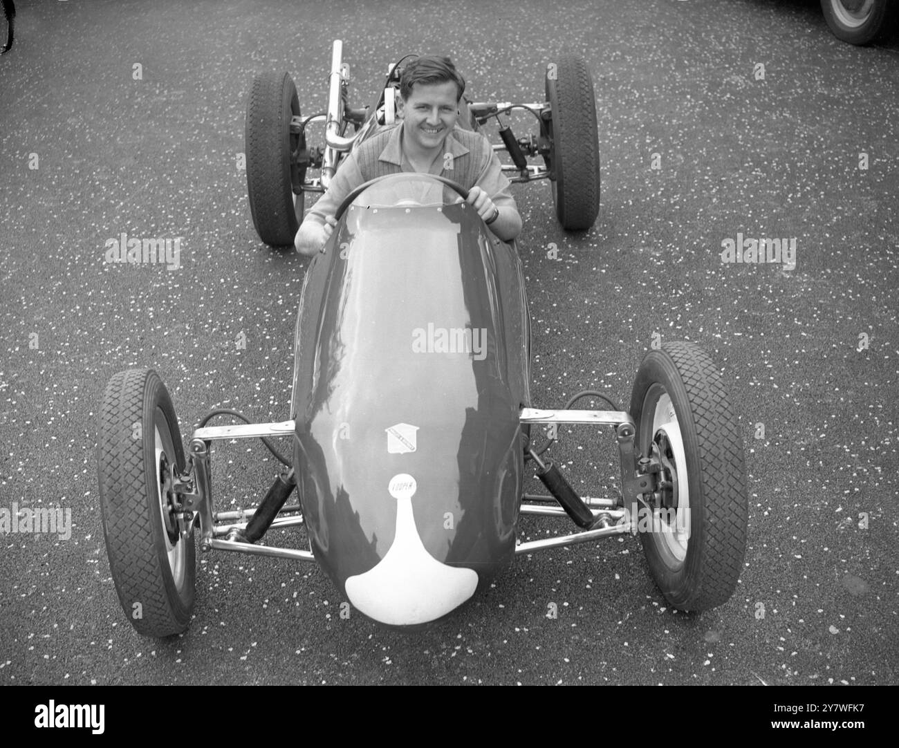 Tony Marsh , de Dunsley Hall , Kinver , Staffordshire vient de terminer un 'tour du chapeau' en remportant le championnat britannique d'escalade pour la troisième année consécutive . Il est photographié dans la Cooper JAP 1 100 cc dans laquelle il a remporté le titre chaque année. 20 septembre 1957 Banque D'Images