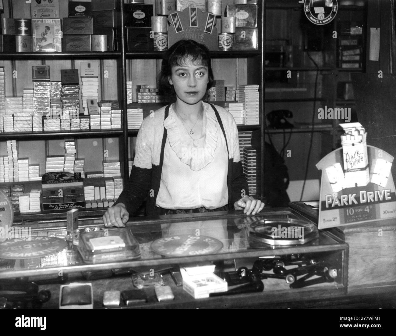 Phyllis Storey assistante dans un magasin de tabac à Green Lanes , Haringey , Londres 1er décembre 1934 Banque D'Images