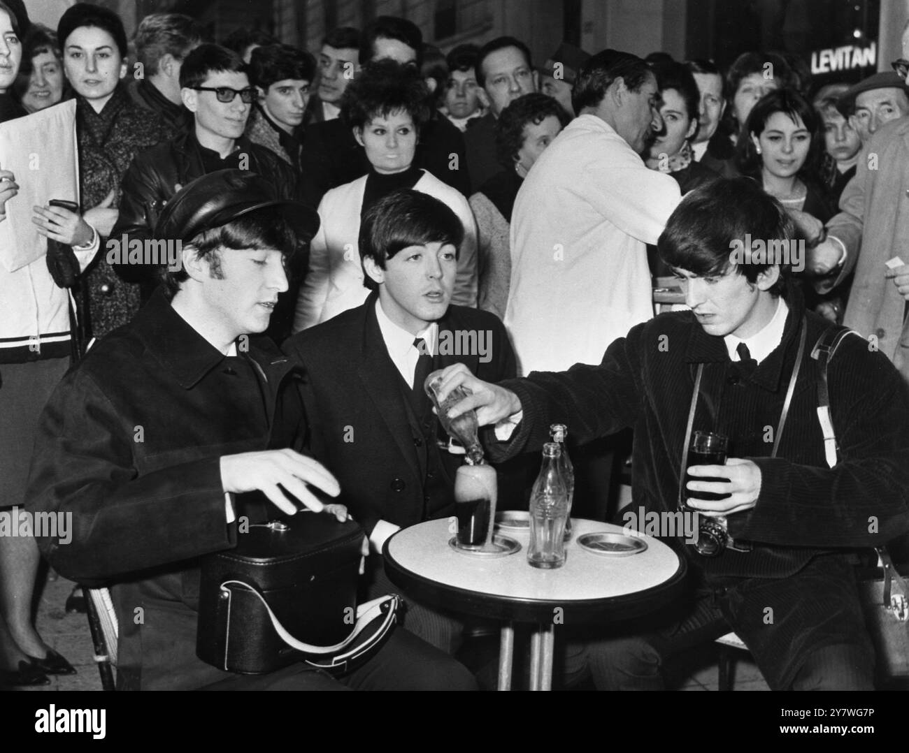 Les Beatles - John Lennon , Paul McCartney et George Harrison dans un café en trottoir des champs Elysées à Paris - 16 janvier 1964 Banque D'Images Les Beatles - John Lennon , Paul McCartney et George Harrison dans un café en trottoir des champs Elysées à Paris - 16 janvier 1964 Banque D'Images
