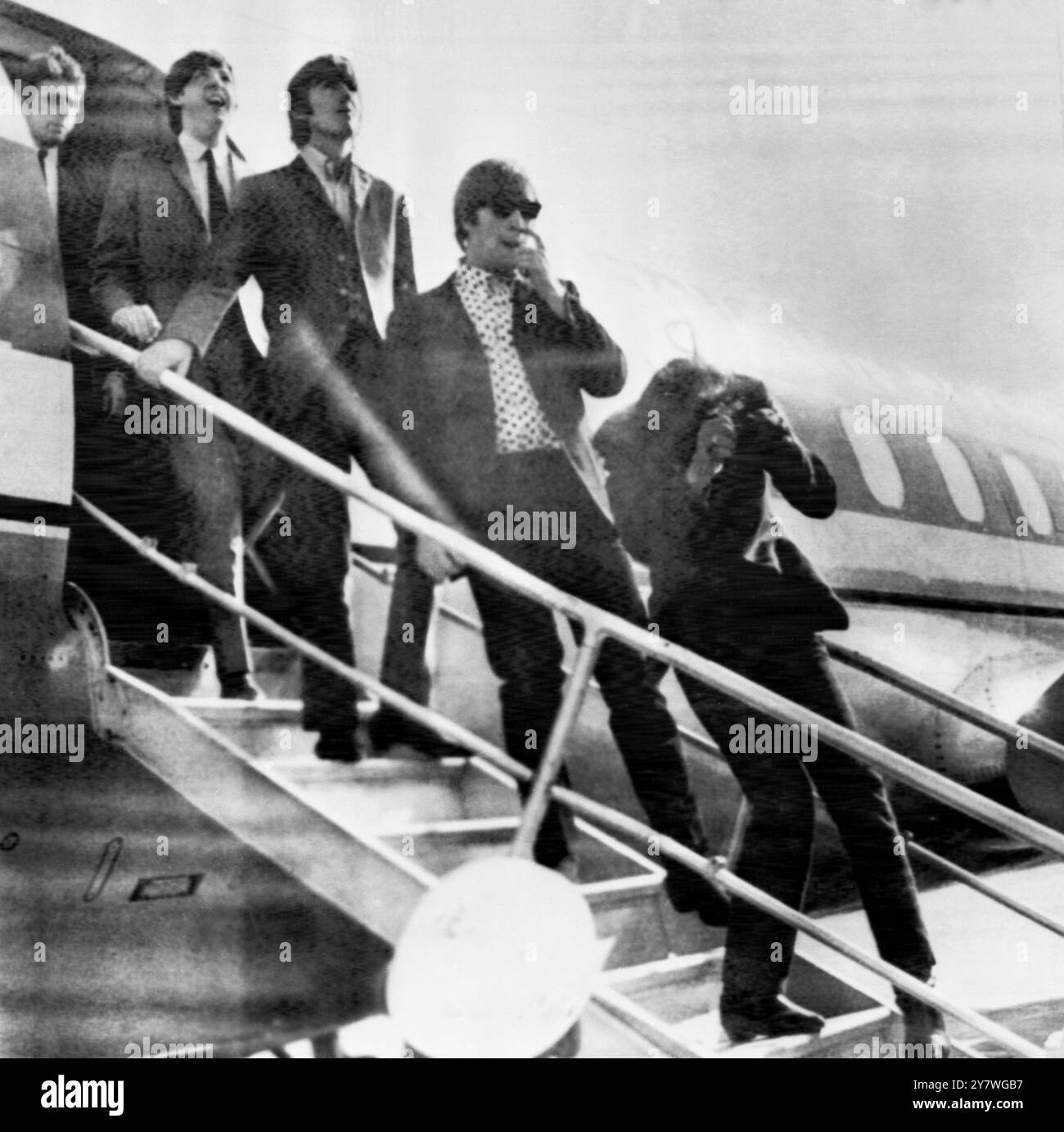 Les Beatles Ringo Starr se protègent d'une pomme larguée de la foule alors que lui et le reste des Beatles arrivent à Pittsburgh, USA. 15 septembre 1964 Banque D'Images