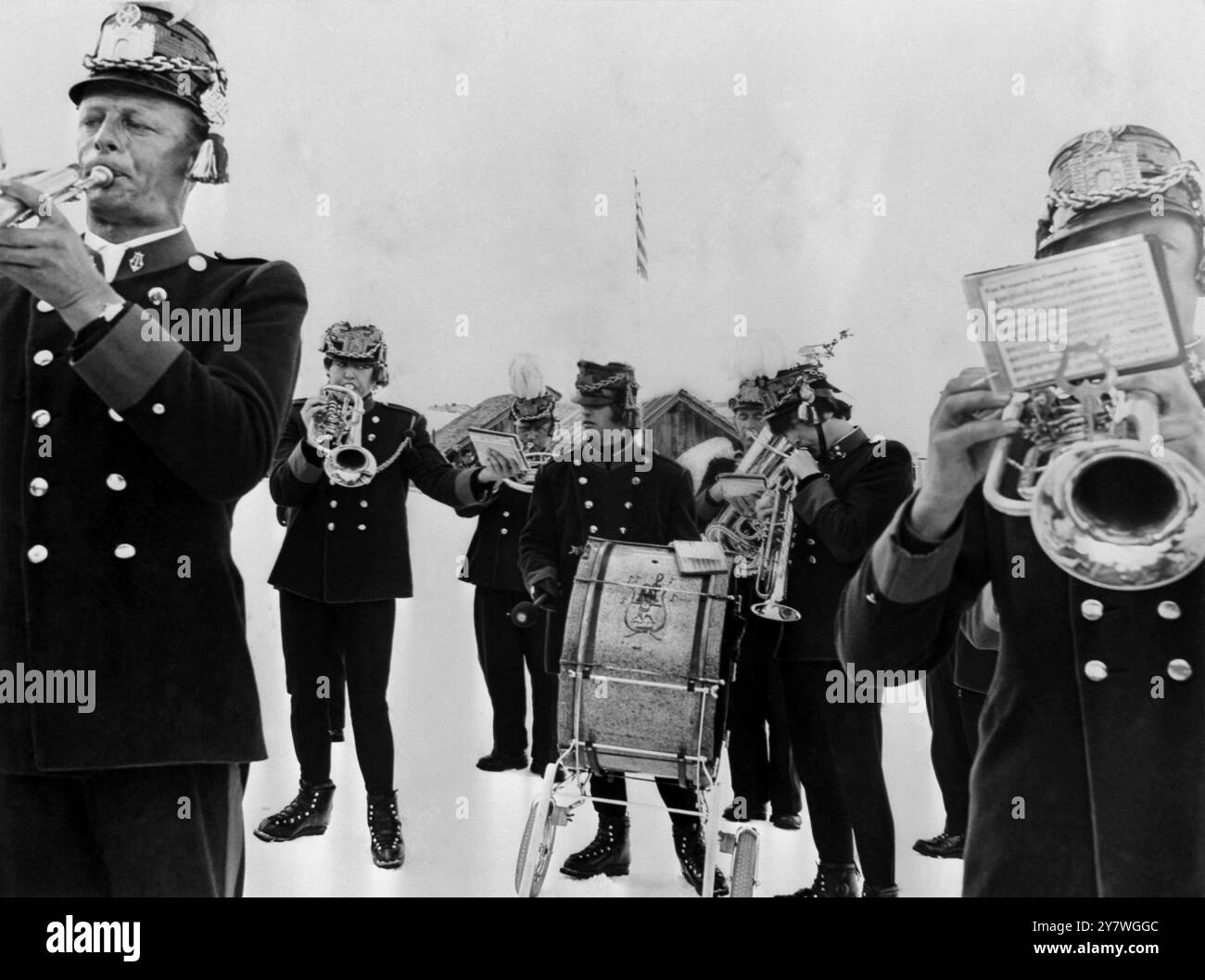 Les Beatles rejoignent le groupe - deuxième rangée , de gauche à droite , Paul McCartney , Ringo Starr et John Lennon rejoignent un groupe autrichien tout en filmant ' Help! ' Dans les Alpes autrichiennes . 15 juin 1965 Banque D'Images