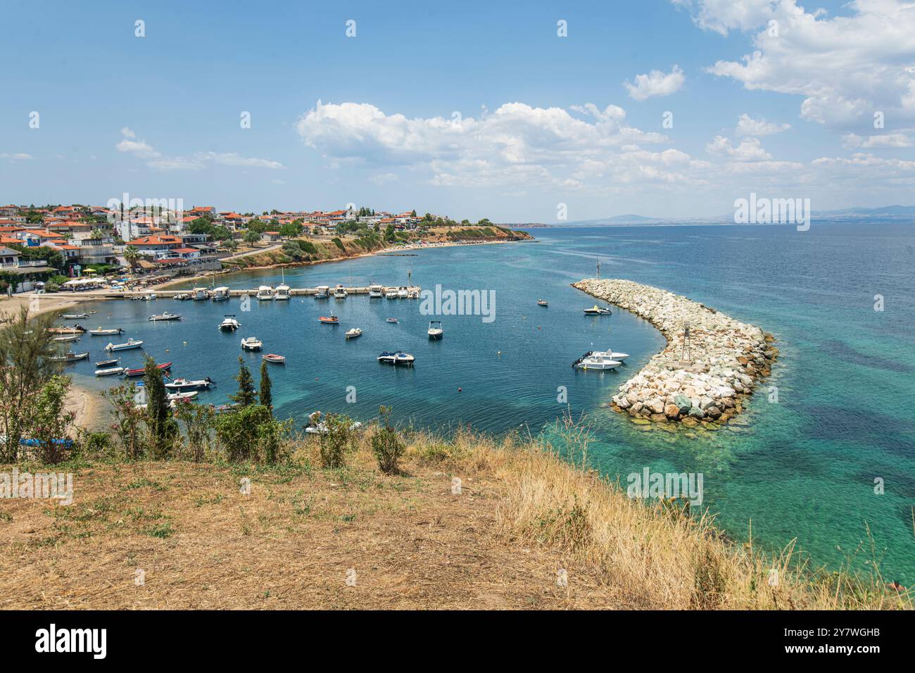 Plage et port de Nea Fokaia. Halkidiki, Grèce Banque D'Images