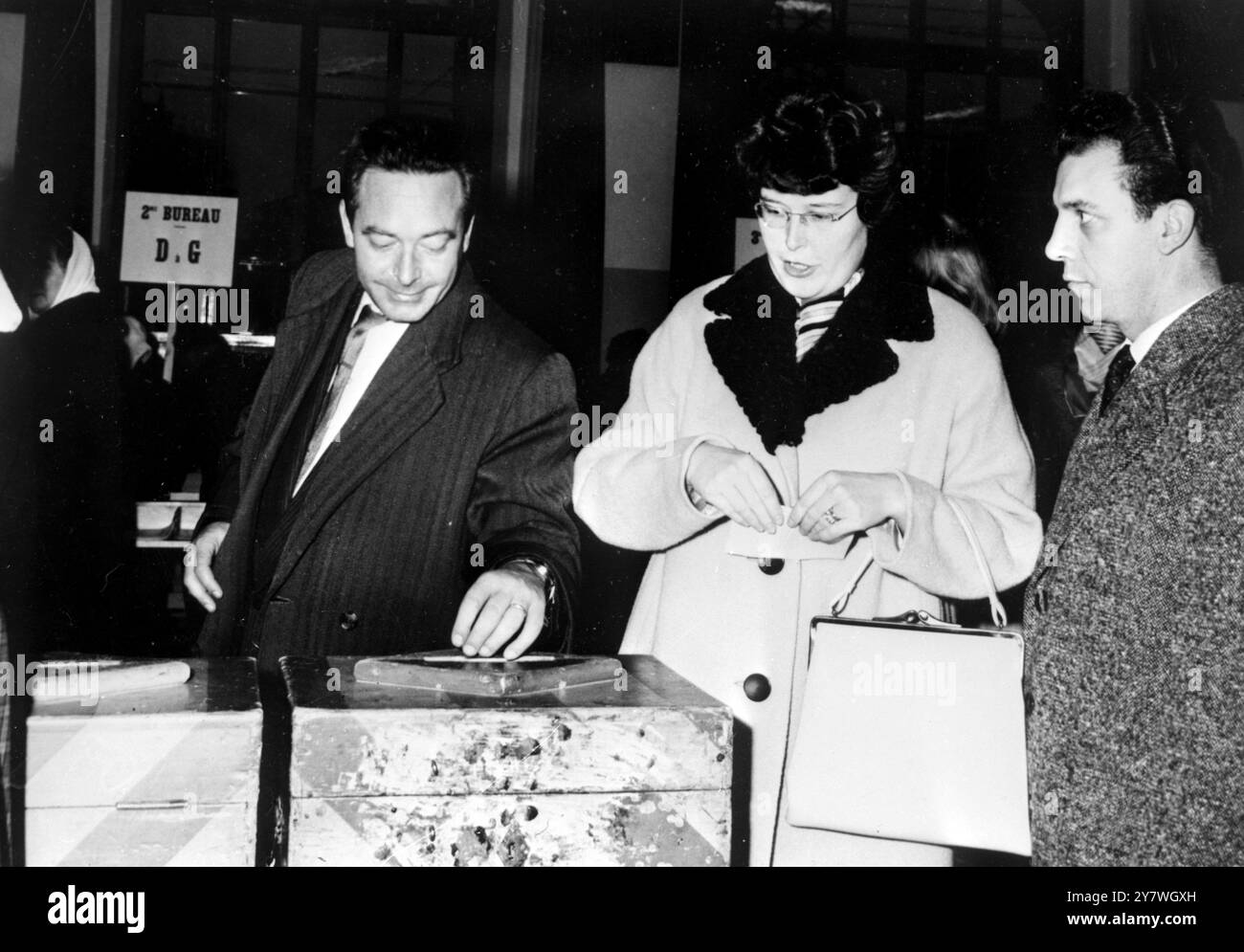 Zurich : la Suisse était jusqu'à récemment le seul pays européen où les femmes n'avaient pas le droit de vote . Les femmes étaient autorisées à voter sur les questions fédérales, mais sur les affaires cantonales ou étatiques, les femmes des trois cantons romains , Genève , Neuchâtel et vaad pouvaient utiliser leur vote . Mais pour le vote du 5 novembre, hier, pour la première fois dans l'histoire de Genève, les femmes ont voté et ont été candidates à la législature de l'État. ici, une femme vote avec deux hommes. 6 novembre 1961 Banque D'Images