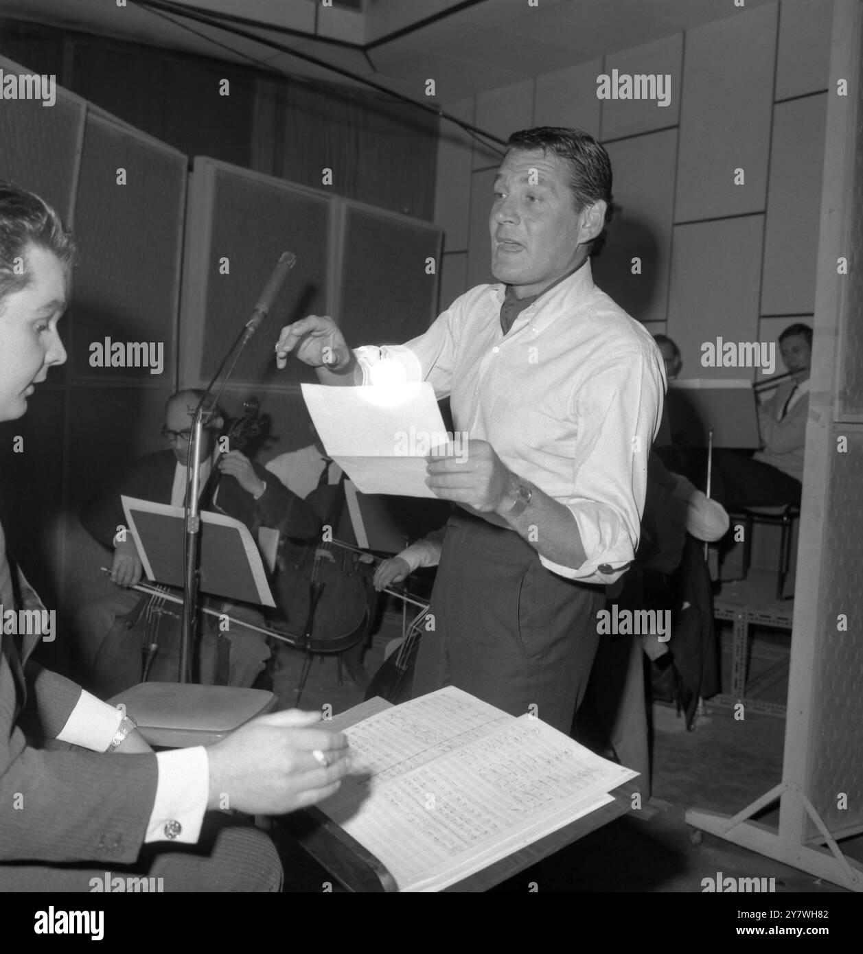 GENE Barry : 14 juin 1919 - 10 décembre 2009 , acteur et chanteur américain , vu ici lors d'une session d'enregistrement à ATV House à Londres GT Cumberland place pour enregistrer un single de disque . 19 mai 1965 Banque D'Images