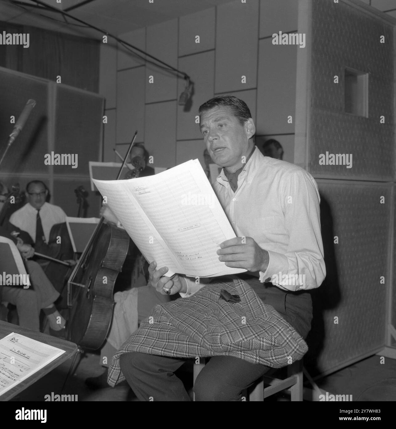 GENE Barry : 14 juin 1919 - 10 décembre 2009 , acteur et chanteur américain , vu ici lors d'une session d'enregistrement à ATV House à Londres GT Cumberland place pour enregistrer un single de disque . 20 mai 1965 Banque D'Images