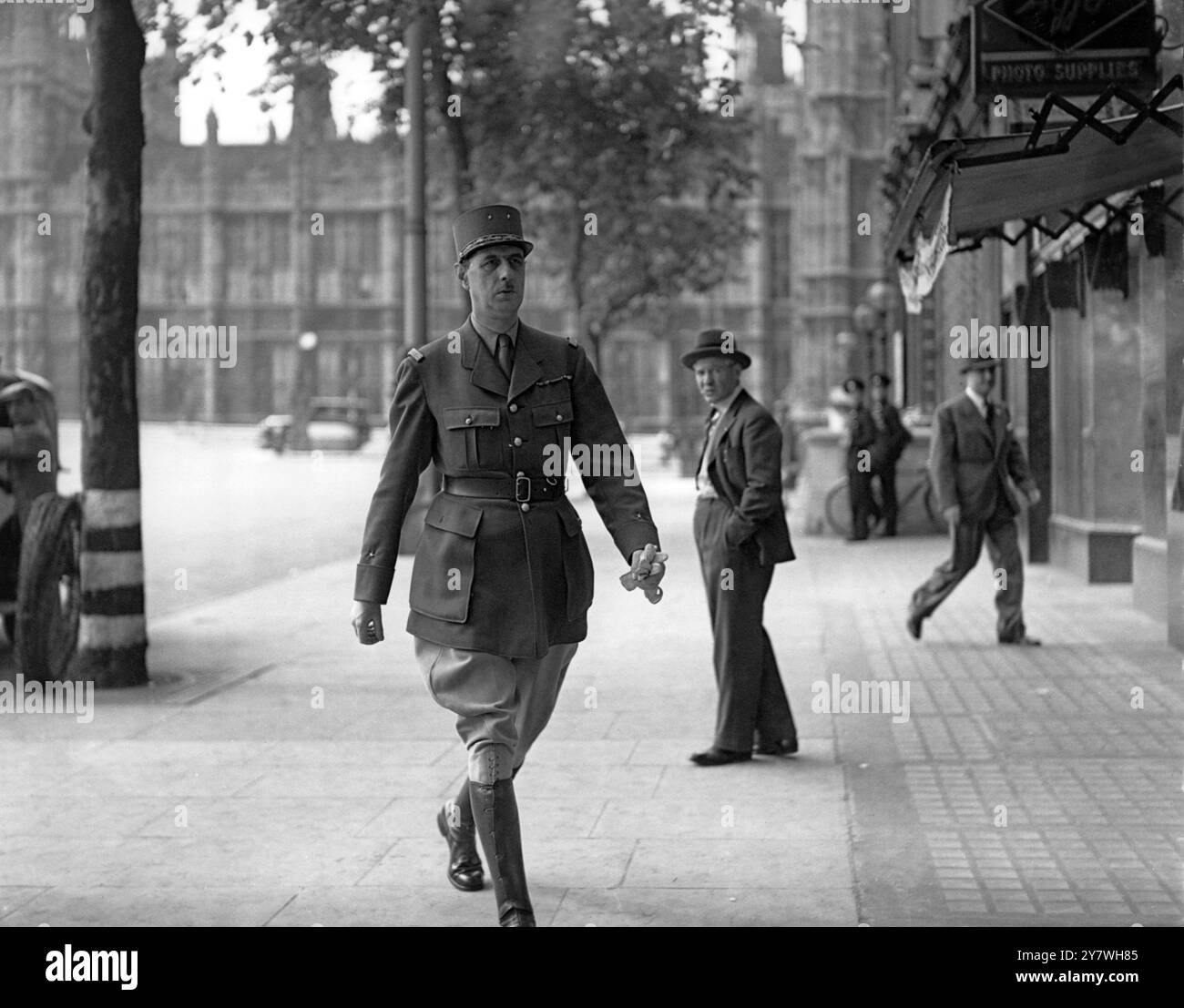 'L'homme qui représente la France' photo d'aujourd'hui du général de Gaulle. La dernière photo du général de Gaulle arrivant à son bureau de Londres aujourd'hui , 25 juin , 1940 . Banque D'Images