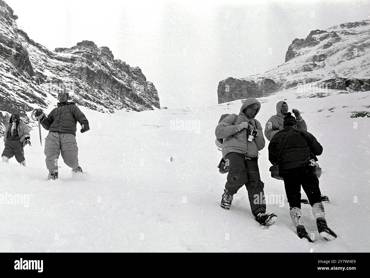 Kleine Scheidigg , Suisse : Britannique et quatre allemands après l'ascension historique du mur nord tueur de l'Eiger . Dougal Haston avec sa première bière pendant un mois. Joerge Lehne, premier au sommet , Dougal Haston d'Édimbourg, troisième , Guenther Strobel, deuxième , Siggi Hupfauer et Roland Votteler, qui se sont tous deux trafiqués de près . 28 mars 1966 Banque D'Images