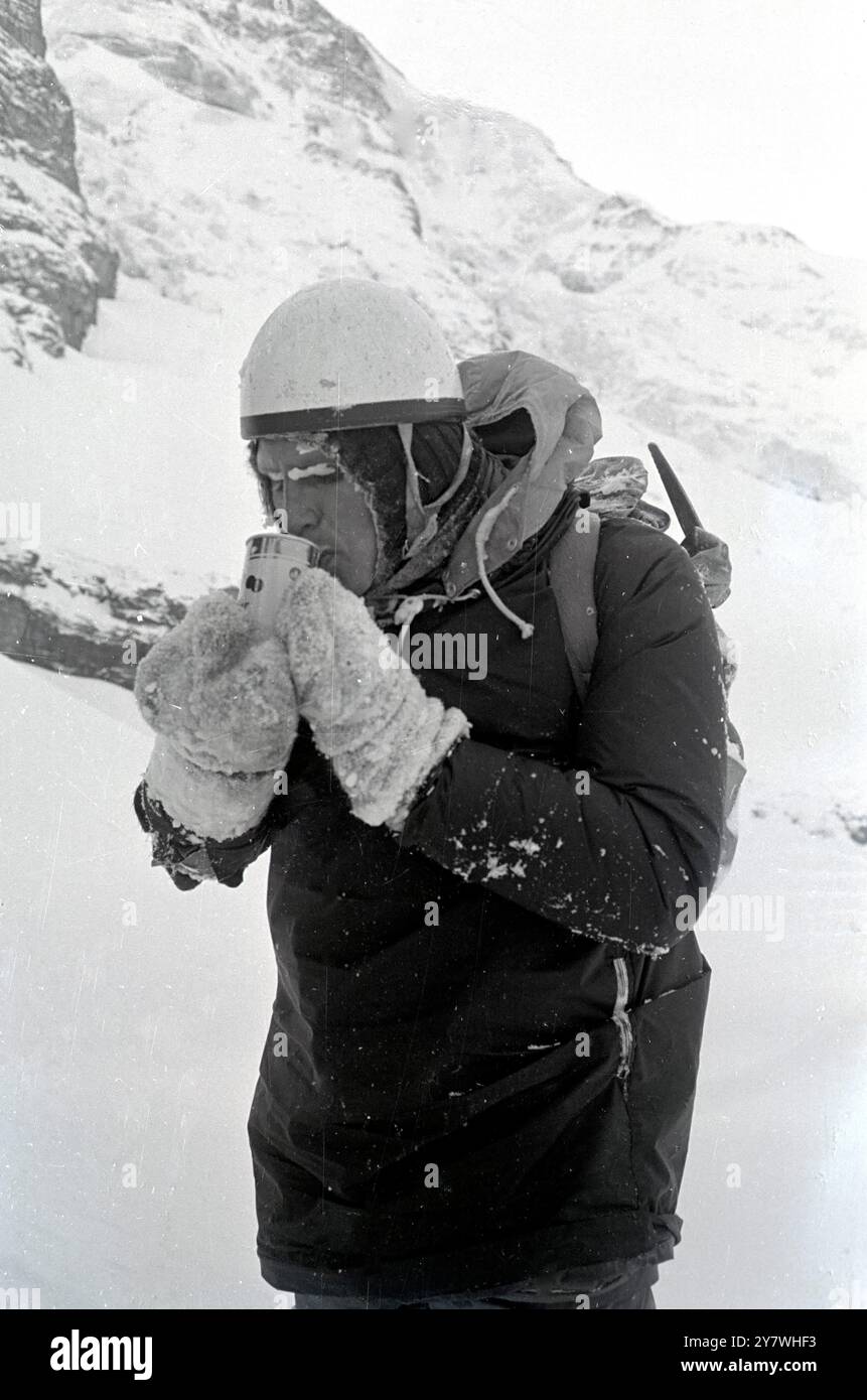 Kleine Scheidigg , Suisse : Britannique et quatre allemands après l'ascension historique du mur nord tueur de l'Eiger . Dougal Haston avec sa première bière pendant un mois. Joerge Lehne, premier au sommet , Dougal Haston d'Édimbourg, troisième , Guenther Strobel, deuxième , Siggi Hupfauer et Roland Votteler, qui se sont tous deux trafiqués de près . 28 mars 1966 Banque D'Images