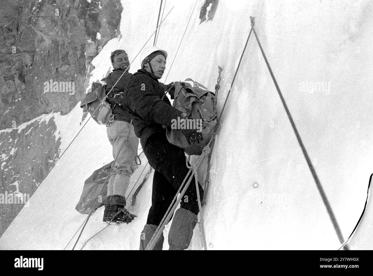 Kleine Scheidigg , Suisse : Britannique et quatre Allemands après l'ascension historique du mur nord tueur de l'Eiger . Guenther Strobel un membre de l'équipe allemande gravissant la route 'Direct' invaincue de la face Nord de l'Eigar . 6 mars 1966 Banque D'Images