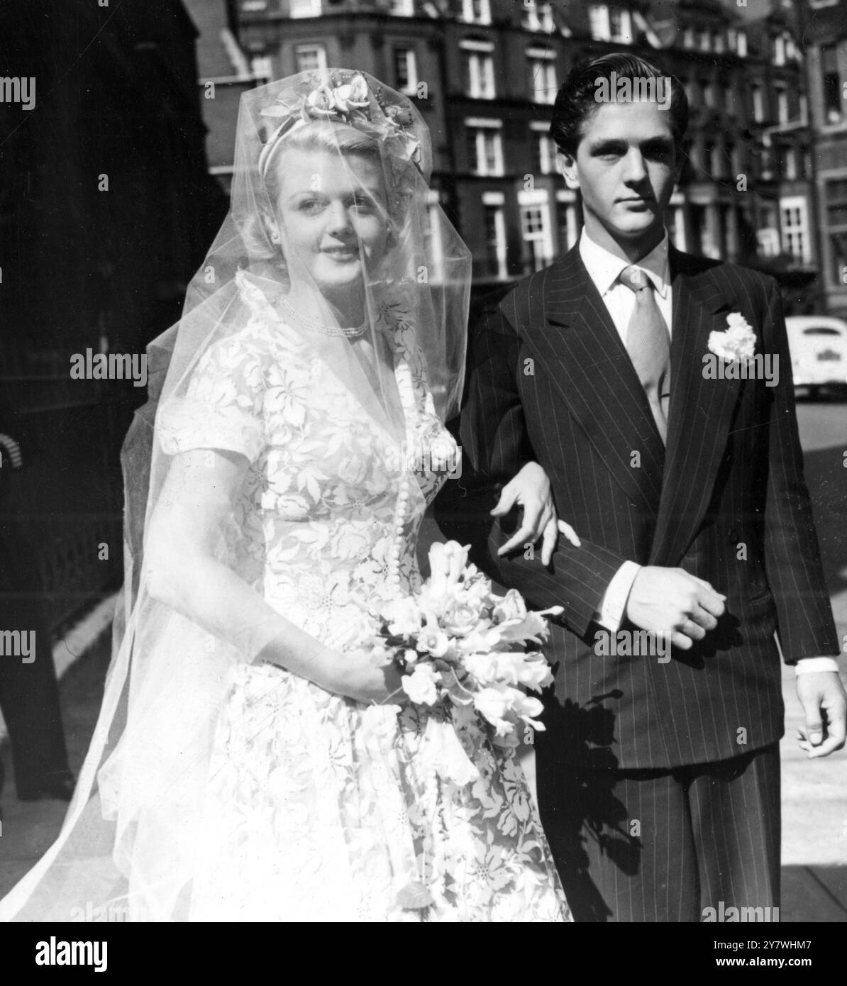 Mariage à la chapelle de l'église d'Écosse Manse de St Columba ' s dans Lennox Gardens , Chelsea entre Mlle Angela Lansbury , petite-fille de feu M. George Lansbury M . P . Et Peter Shaw irlandais né acteur. Entretien effectué par Dr R . F . V . Scott . Escortée par son frère Edgar, âgé de 20 ans, un de jumeaux. 12 août 1949 Banque D'Images Mariage à la chapelle de l'église d'Écosse Manse de St Columba ' s dans Lennox Gardens , Chelsea entre Mlle Angela Lansbury , petite-fille de feu M. George Lansbury M . P . Et Peter Shaw irlandais né acteur. Entretien effectué par Dr R . F . V . Scott . Escortée par son frère Edgar, âgé de 20 ans, un de jumeaux. 12 août 1949 Banque D'Images