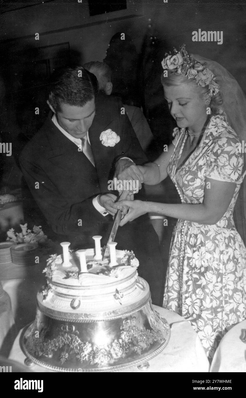 Mariage à la chapelle de l'église d'Écosse Manse de St Columba ' s dans Lennox Gardens , Chelsea entre Mlle Angela Lansbury , petite-fille de feu M. George Lansbury M . P . Et Peter Shaw irlandais né acteur. Entretien effectué par Dr R . F . V . Scott . Réception à l'Hôtel Normandy , Knightsbridge . Mariée et mariée coupant gâteau. 12 août 1949 Banque D'Images Mariage à la chapelle de l'église d'Écosse Manse de St Columba ' s dans Lennox Gardens , Chelsea entre Mlle Angela Lansbury , petite-fille de feu M. George Lansbury M . P . Et Peter Shaw irlandais né acteur. Entretien effectué par Dr R . F . V . Scott . Réception à l'Hôtel Normandy , Knightsbridge . Mariée et mariée coupant gâteau. 12 août 1949 Banque D'Images