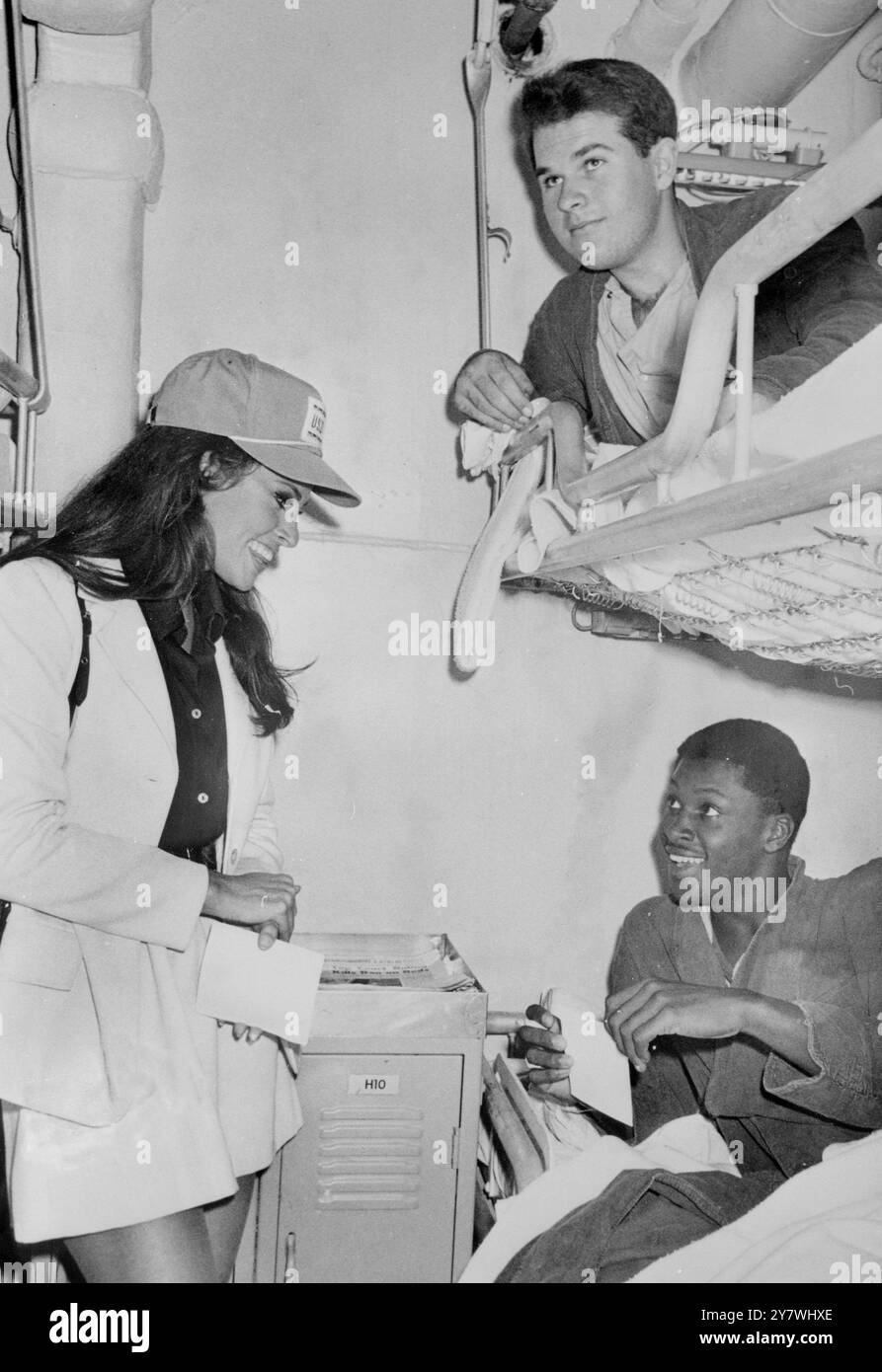 Da Nang , Sud Vietnam : l'actrice américaine Raquel Welch sur U . S . Navire hôpital ' Sanctuary ' distribuant des photos aux troupes blessées Herbert Stovall de Decaturk Alabama (couchette supérieure) et Cornelius Sims de Birmingham (Ala. 28 décembre 1967 Banque D'Images