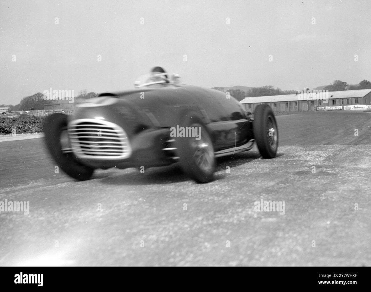 Vainqueur de la lavant Cup aux courses automobiles de Goodwood . P . M . Wilkes conduisant d . C . La Ferrari de Folland approche de la ligne d'arrivée . Jour férié de la banque 18 avril 1949 Banque D'Images