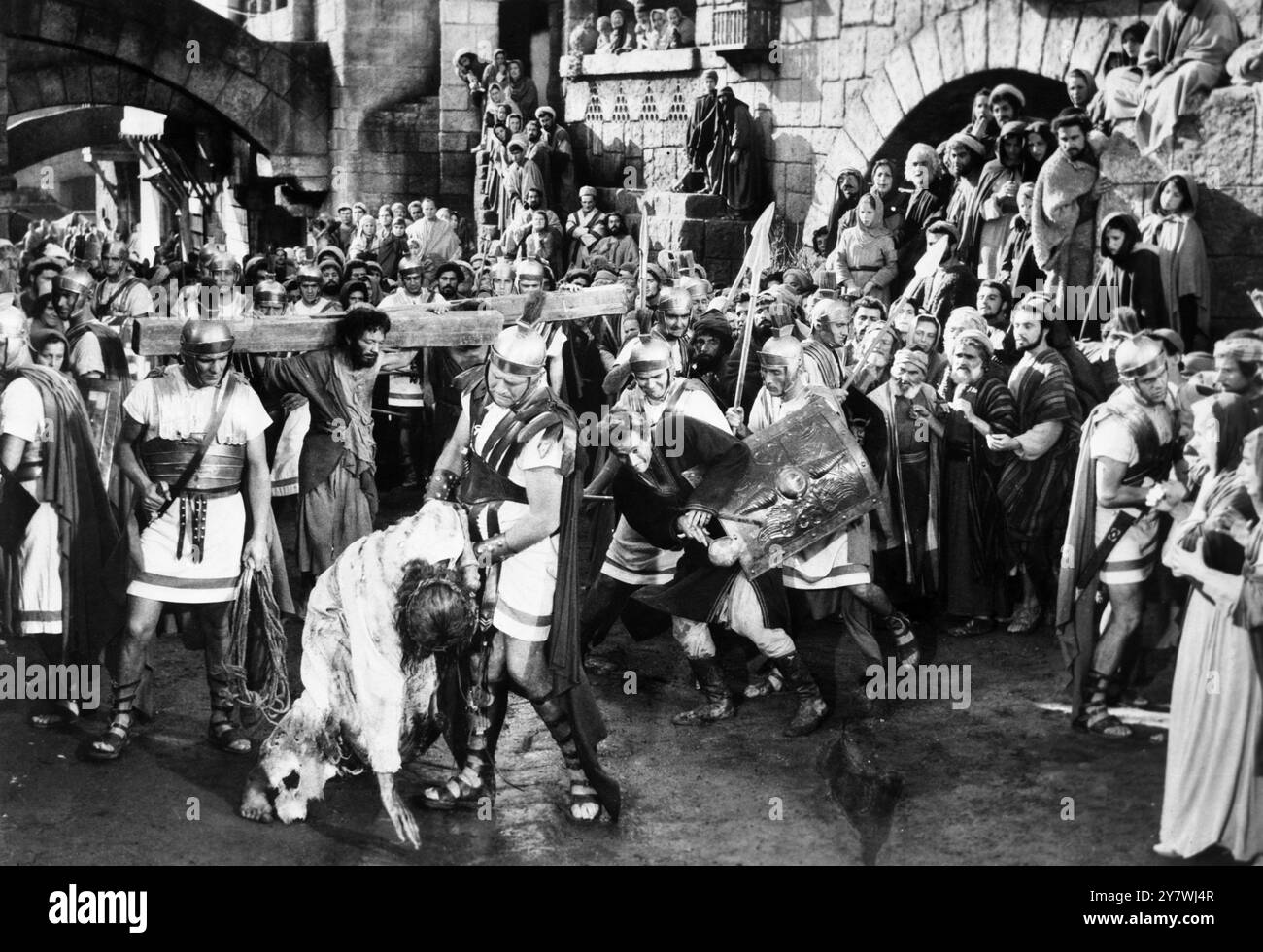 Un soldat romain saisit le bras du Christ alors qu'il trébuche sur son chemin pour être crucifié. Dans le film épique Ben Hur, le visage de Jésus n'est jamais vu. Novembre 1959 Banque D'Images