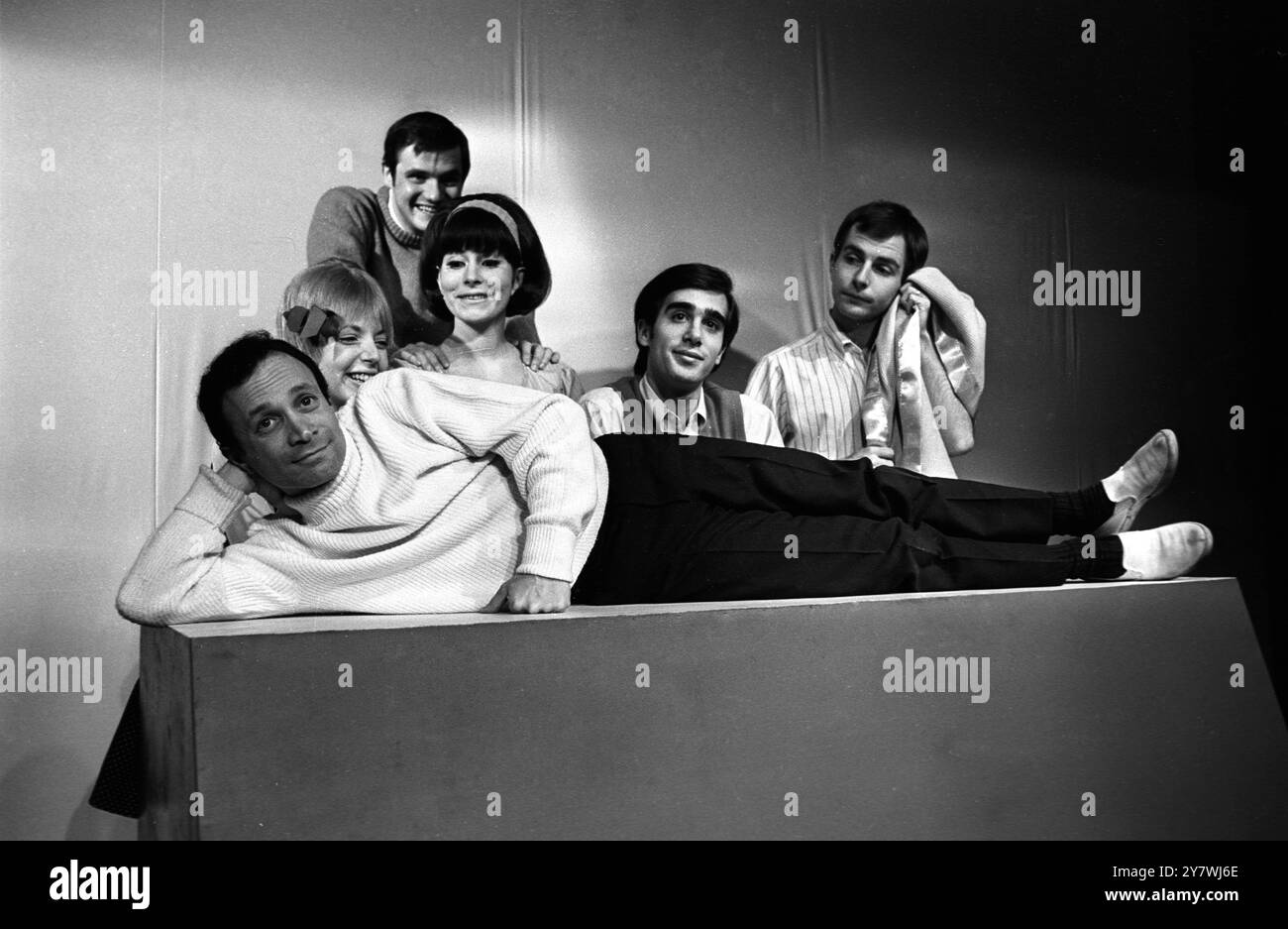 Le casting américain de ' You ' re a Good Man Charlie Brown ' , comédie musicale basée sur la bande dessinée mondialement connue ' Peanuts ' . Au Fortune Theatre de Londres, de gauche à droite : Don Potter ( Snoopy ) , Courtney Lane ( Patty ) , David Rhys Anderson ( Charlie Brown ) , Boni Enten ( Lucy ) , Gene Scandur ( Schroeder ) et Gene Kidwell ( Linus ) . 23 janvier 1968 Banque D'Images