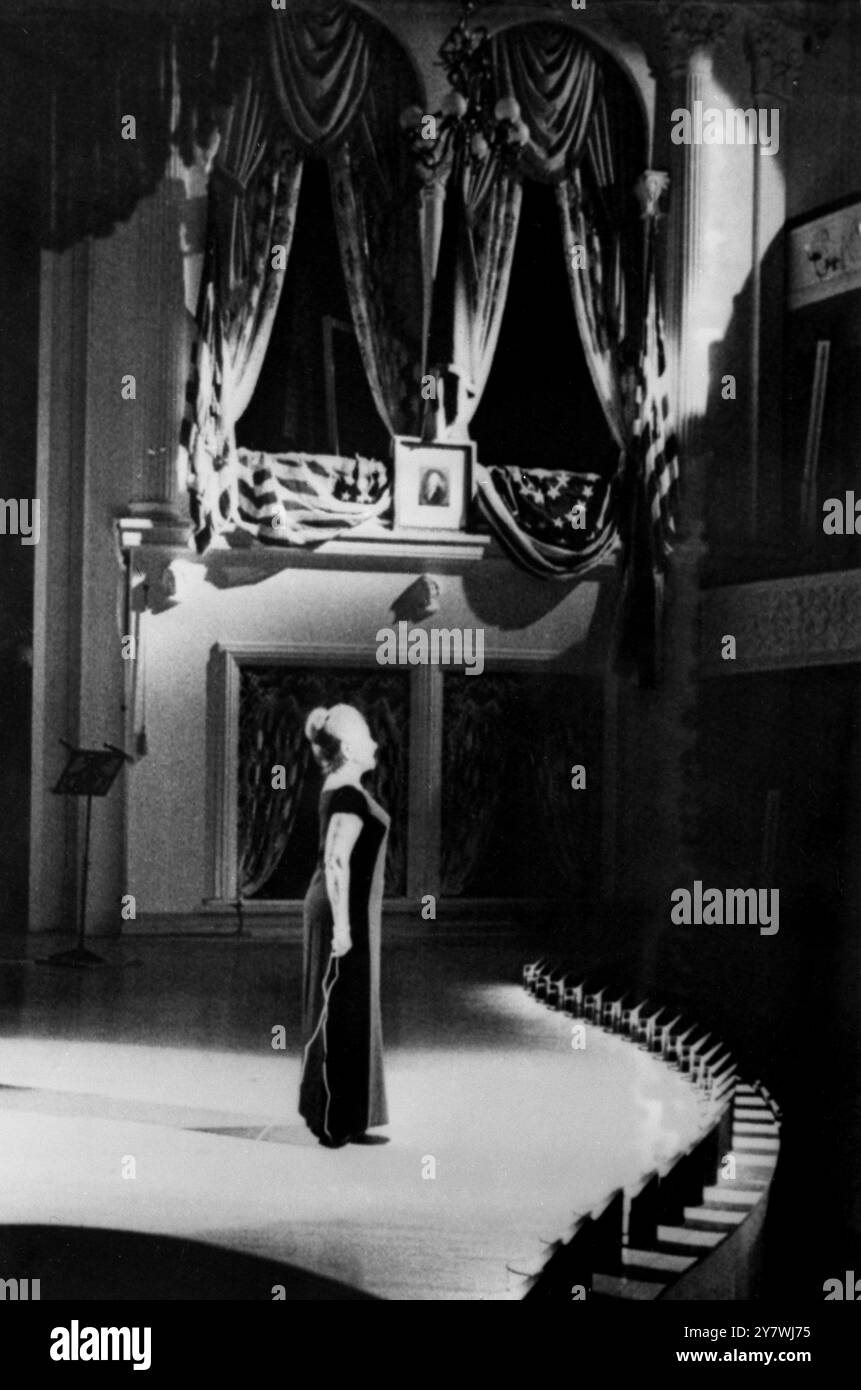 L'actrice Helen Hayes passe par la répétition générale pour sa performance dans la première présentation de scène au Ford ' s Theatre récemment restauré. Miss Hayes a été la première interprète sur scène depuis l'assassinat de Lincoln. Il était assis dans la boîte drapée du drapeau en haut à droite quand il a été abattu. 31 janvier 1968 Banque D'Images