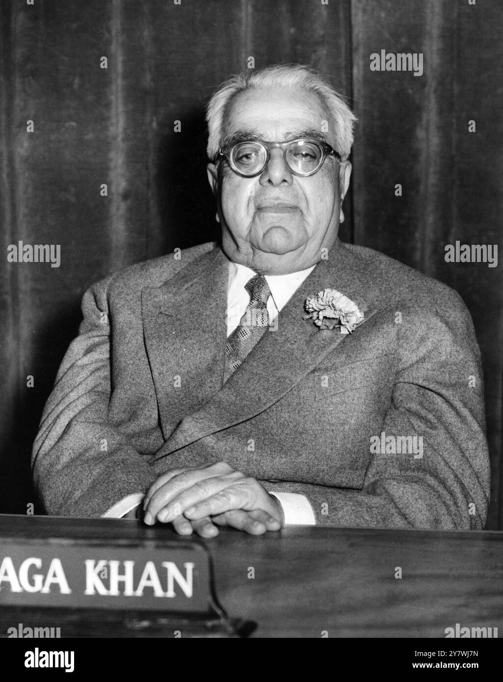 Sultan Mahommed Shah : 2 novembre 1877 - 11 juillet 1957 Aga Khan III , vu ici aux studios de télévision Lime Grove , Londres , Angleterre comme il a fait sa première apparition en studio à la télévision . Il participait à une conférence de presse répondant aux questions posées par un panel de journalistes dans une interview non scénarisée le 22 juin 1954 Banque D'Images