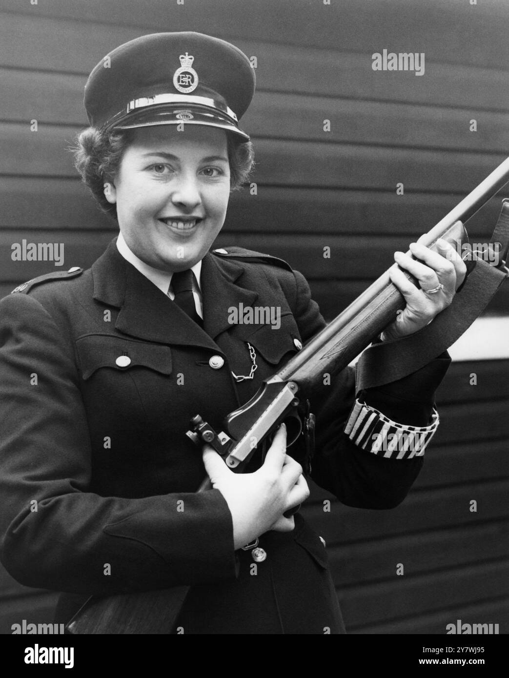 La policière, Eileen Barber, de la police d'Ilford, a obtenu 99 points sur 100 dans la compétition de tir de la région métropolitaine. 1958 Banque D'Images
