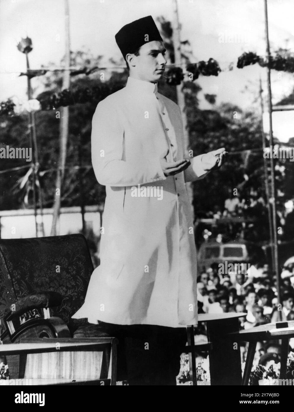 Shah Karim al-Hussayni : né le 13 décembre 1936 le prince Karim Aga Khan , vu ici diriger les prières lors de son installation en tant que chef spirituel de la secte musulmane ismaélienne , lors d'une cérémonie colorée à Dar es-Salaam , Tanganyika . Quelque 25 000 Ismaelis étaient présents pour la cérémonie religieuse de toutes les régions d'Afrique , qui a commencé par des lectures du Coran . Le secrétaire britannique aux colonies et le gouverneur du Tanganyika étaient parmi les invités le 20 octobre 1957 Banque D'Images
