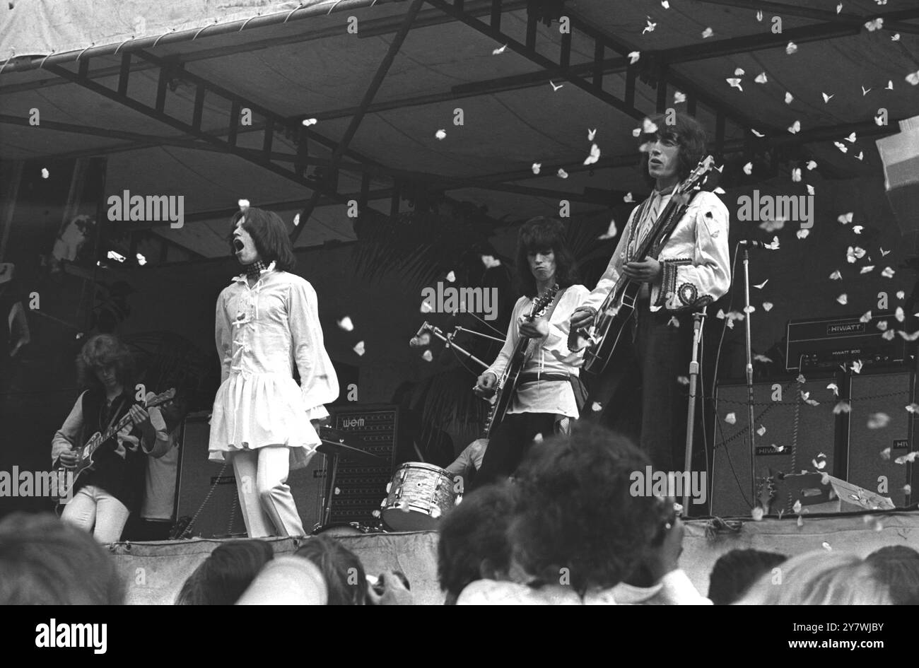 Des milliers de papillons sont libérés alors que les Rolling Stones , dirigés par Mick Jagger , ont donné un concert en plein air ' come - back ' à Hyde Park , Londres . 6 juillet 1969 Banque D'Images