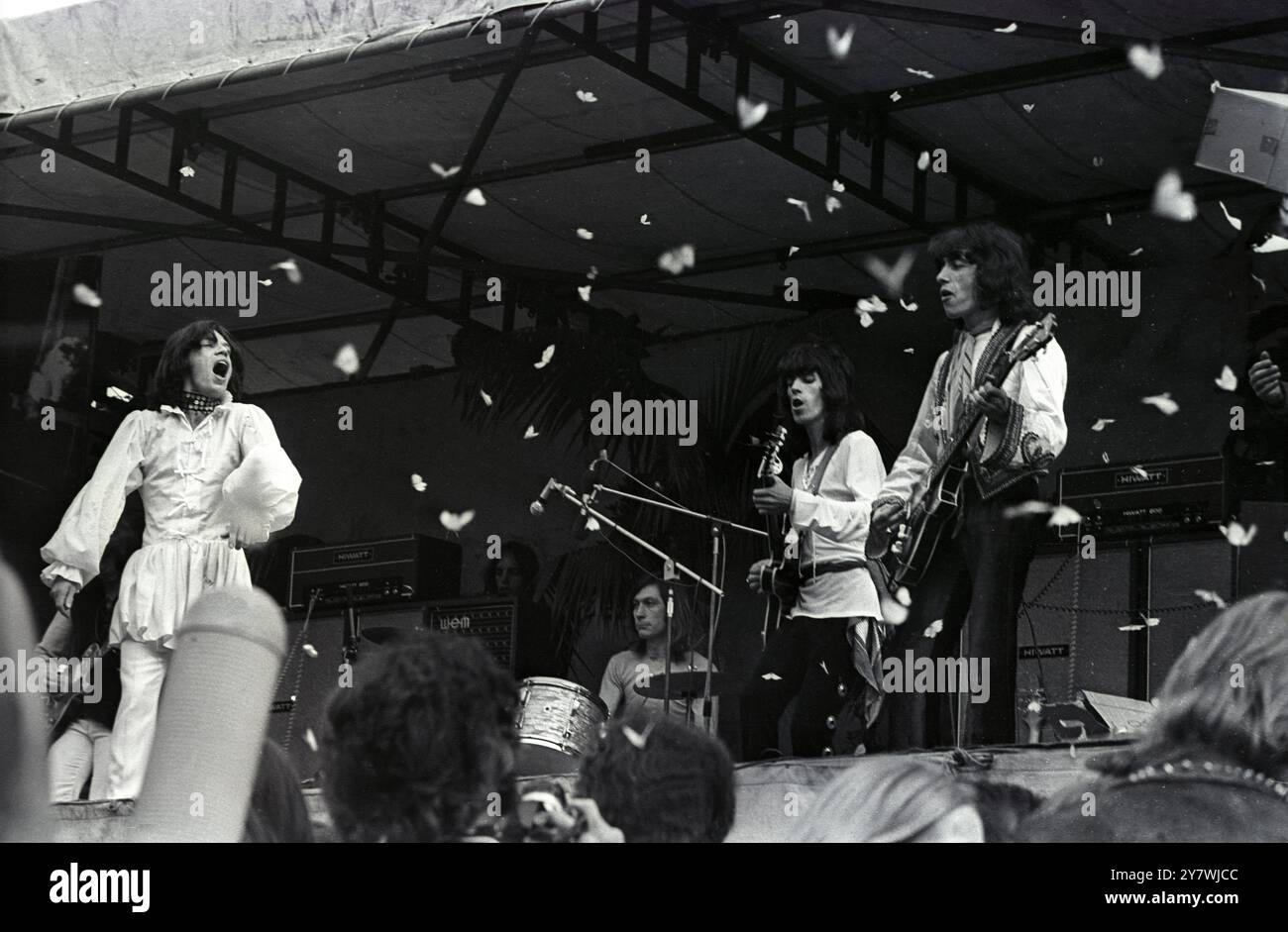 Des milliers de papillons sont libérés alors que les Rolling Stones , dirigés par Mick Jagger , ont donné un concert en plein air ' come - back ' à Hyde Park , Londres . 6 juillet 1969 Banque D'Images