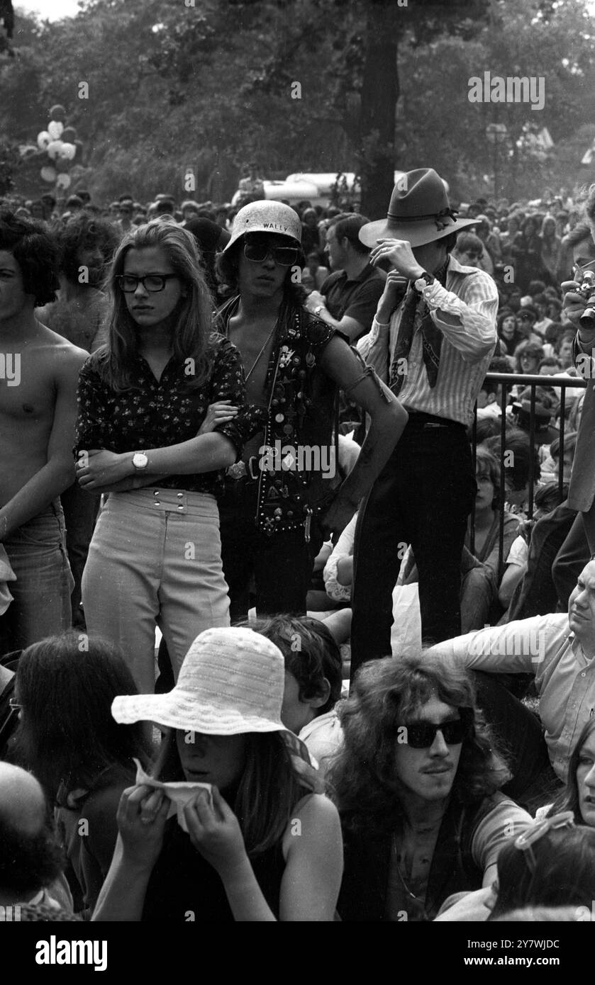 L'un des puissants hommes armés connus sous le nom de ' Hells Angels ' , vêtus de cuir cloutés en métal , qui étaient présents pour protéger les membres du groupe pop Rolling Stones , au concert Open Air ' Come Back ' à Hyde Park à Londres . 6 juillet 1969 Banque D'Images
