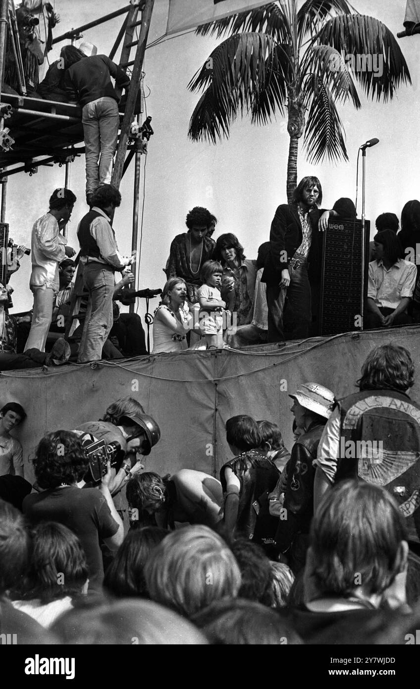 Actrice , et amie de Mick Jagger , Marianne Faithfull et son fils Nicholas , vu parmi les fans de pop dans un coin de la plate-forme Rolling Stones lors d'un concert en plein air par le groupe à Hyde Park . 6 juillet 1969 Banque D'Images