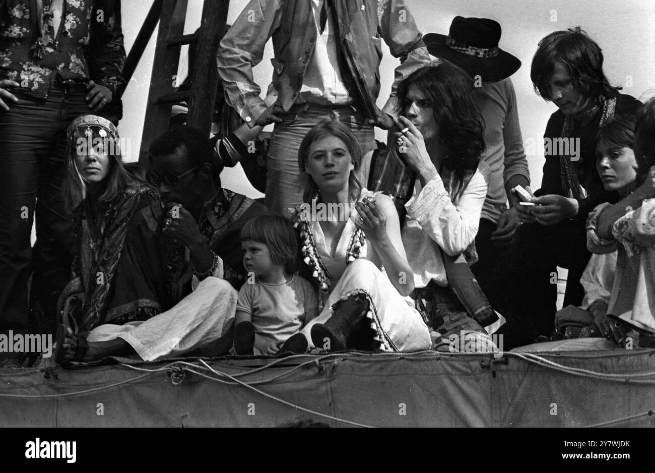 Actrice , et amie de Mick Jagger , Marianne Faithfull et son fils Nicholas , vu parmi les fans de pop dans un coin de la plate-forme Rolling Stones lors d'un concert en plein air par le groupe à Hyde Park . 6 juillet 1969 Banque D'Images