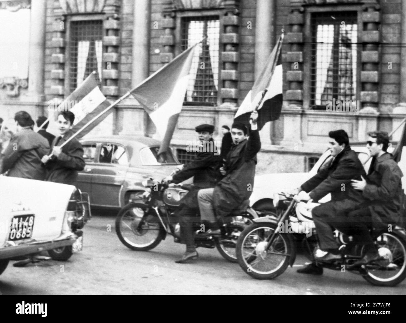 Des étudiants en voiture défilent en moto et brandissent des drapeaux italiens sur la place ' Scala ' , lors des récentes manifestations contre les revendications autrichiennes sur le Tyrol du Sud . Milan , Espagne . 18 octobre 1960 Banque D'Images